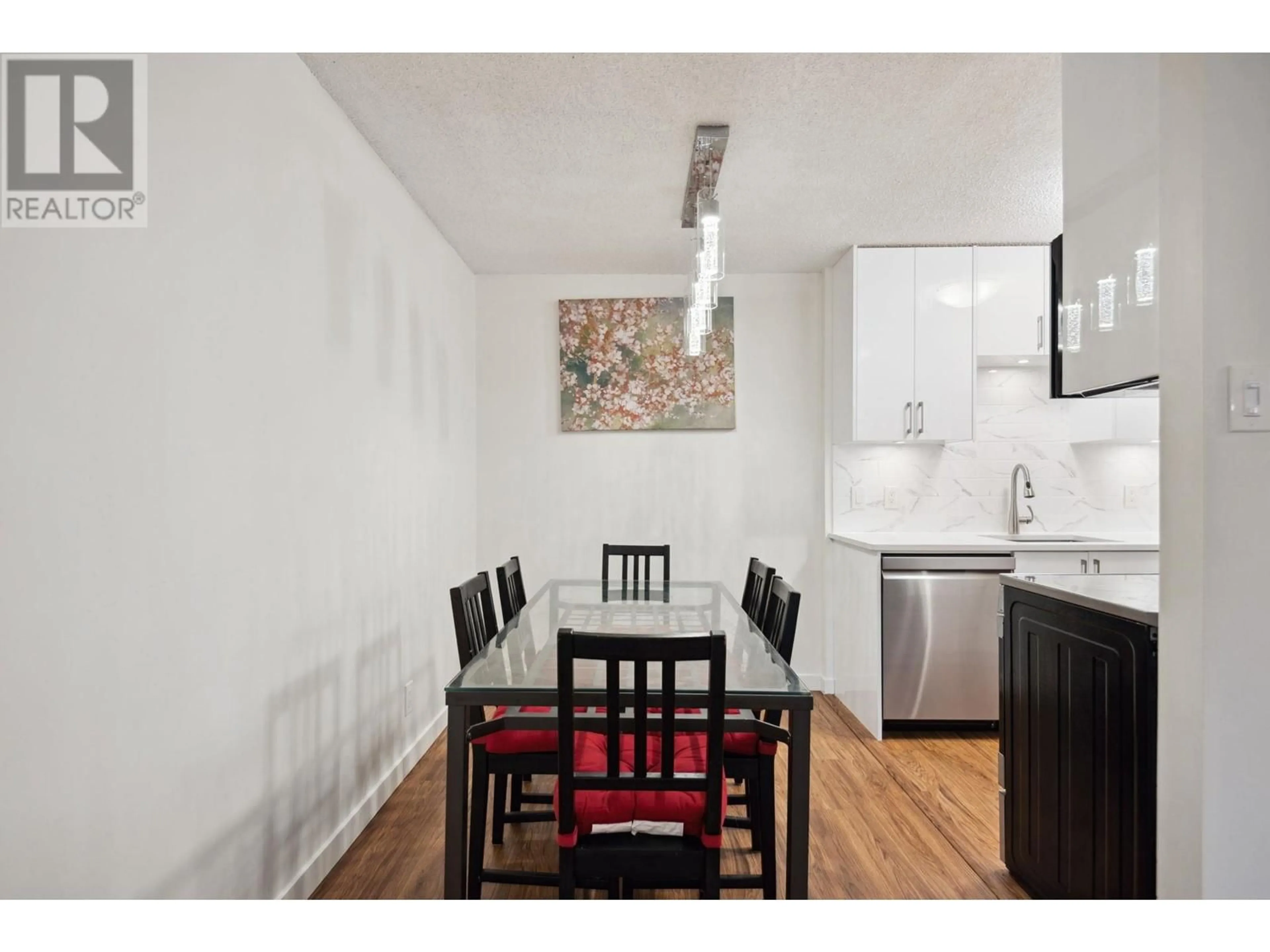 Standard kitchen, wood/laminate floor for 519 - 2012 FULLERTON AVENUE, North Vancouver British Columbia V7P3E3