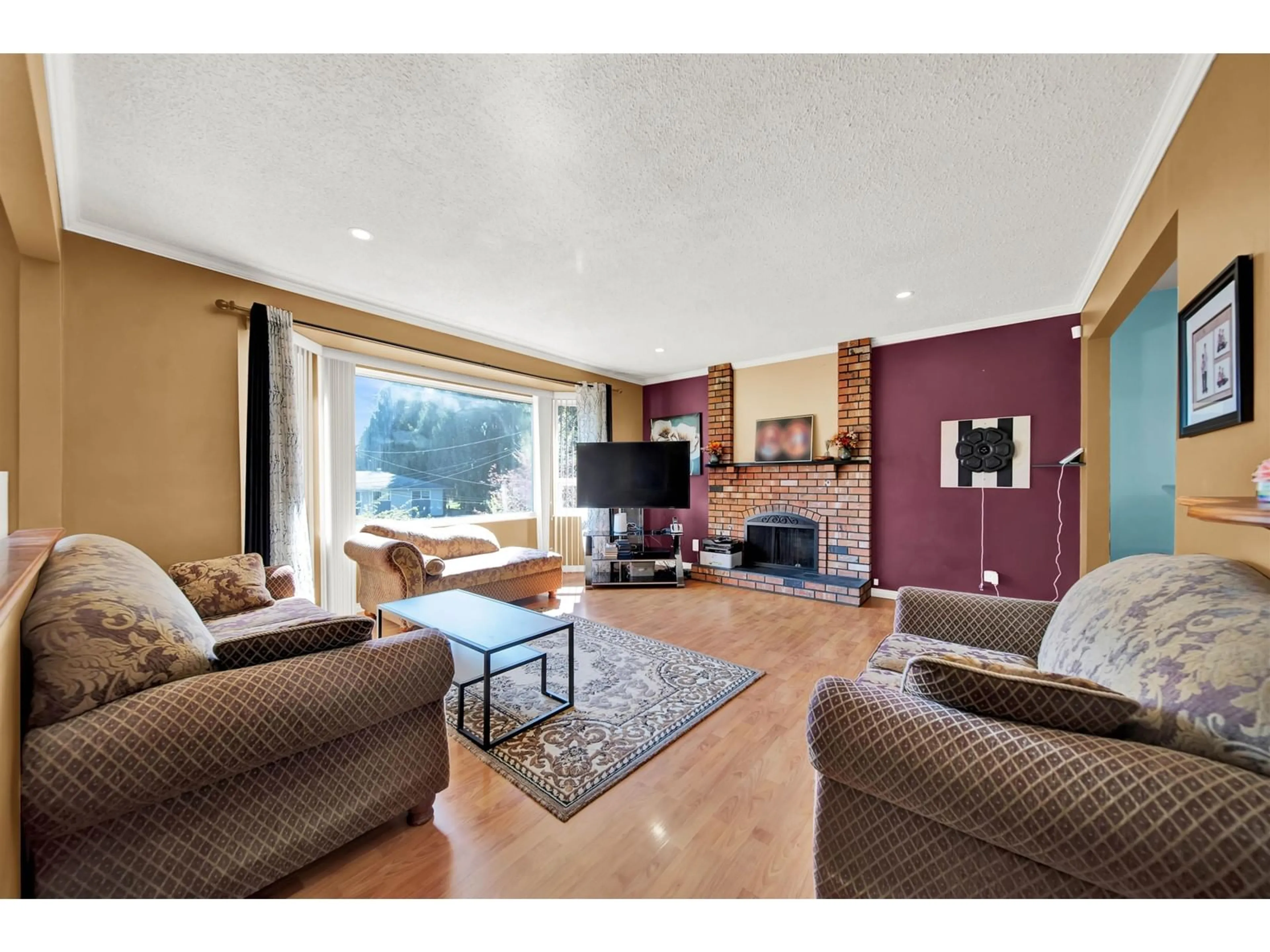 Living room with furniture, wood/laminate floor for 14713 69A, Surrey British Columbia V3S2C7