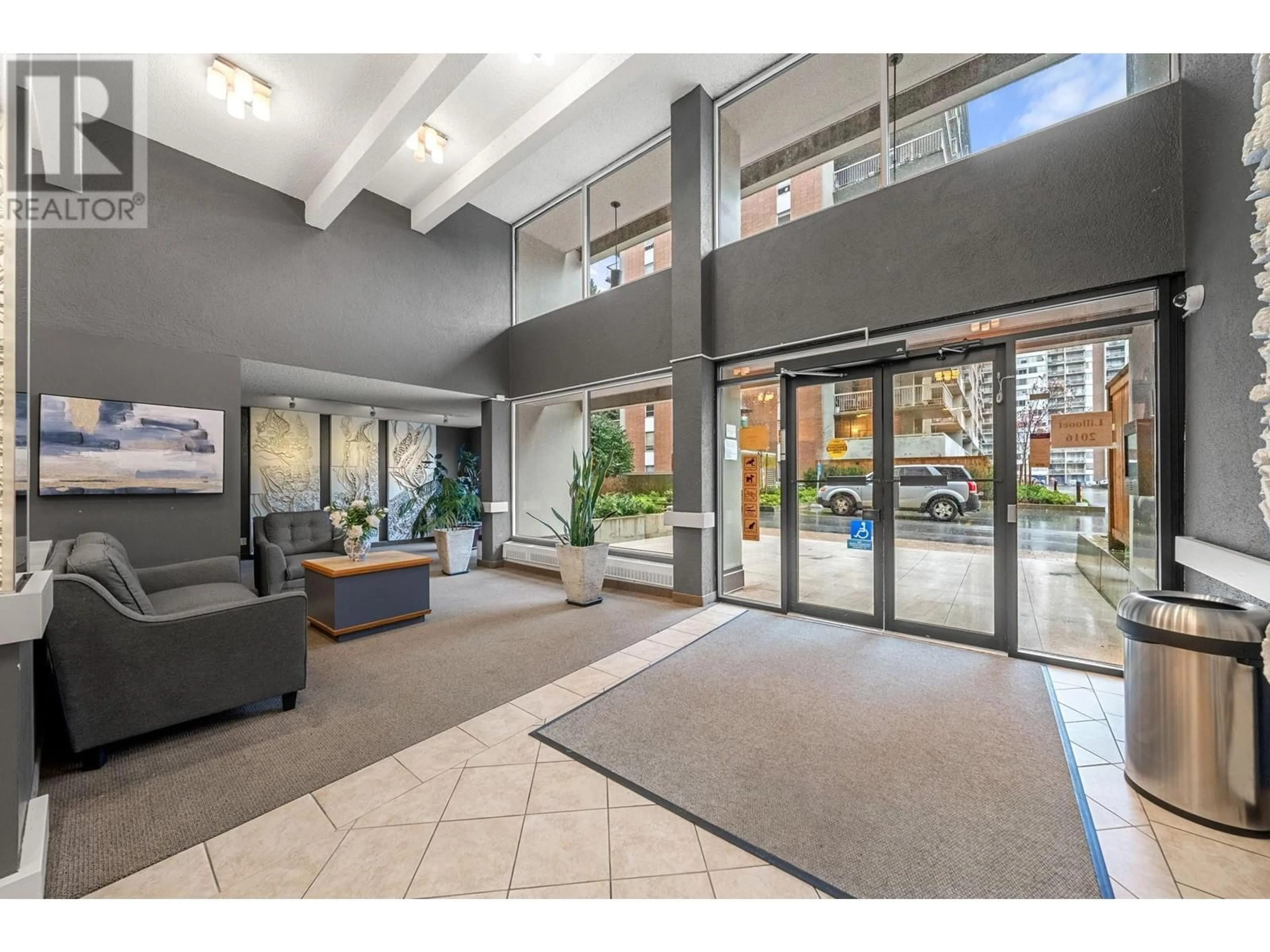 Indoor foyer for 405 - 2016 FULLERTON AVENUE, North Vancouver British Columbia V7P3E6