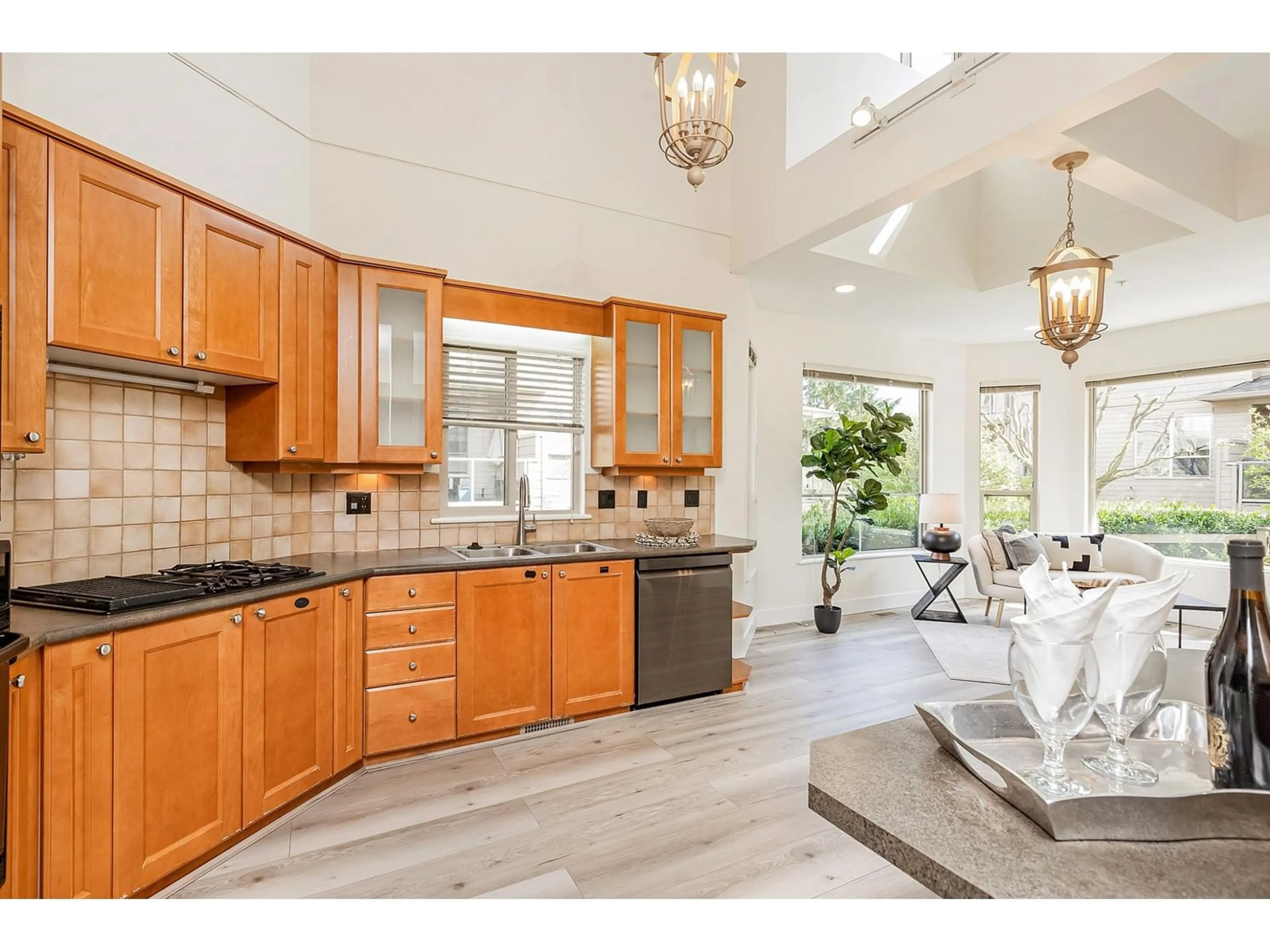 Open concept kitchen, ceramic/tile floor for 42 - 16655 64, Surrey British Columbia V3S3V1