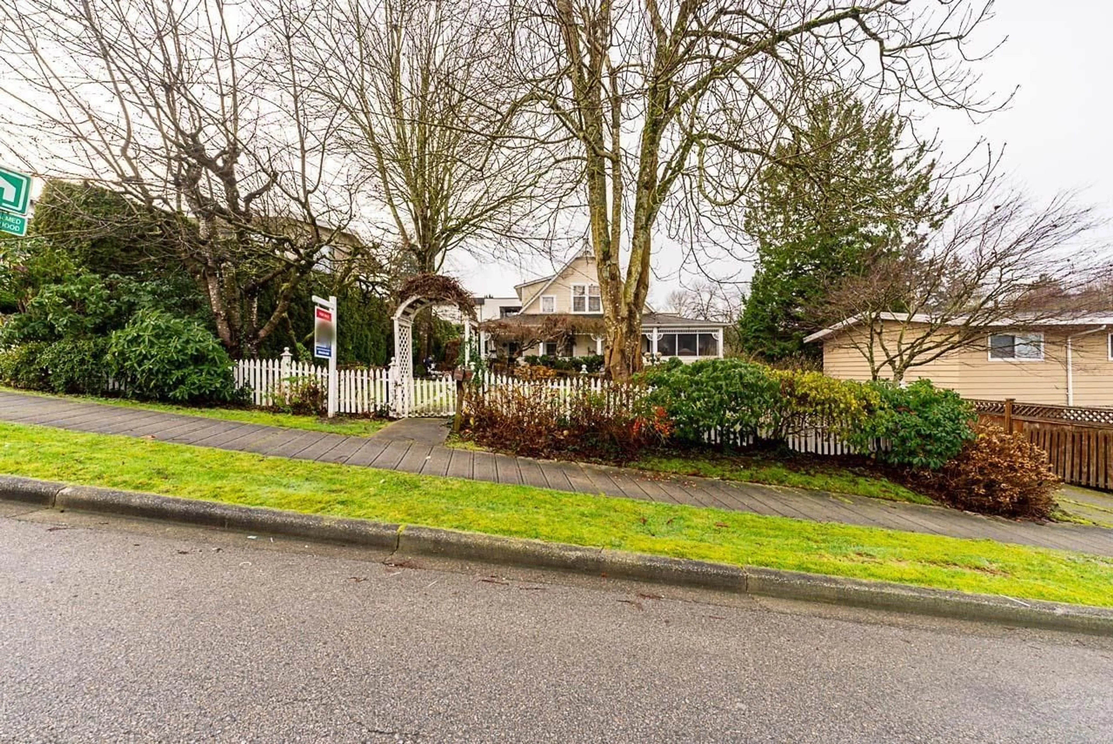 A pic from outside/outdoor area/front of a property/back of a property/a pic from drone, street for 11096 92A, Delta British Columbia V4C3L8