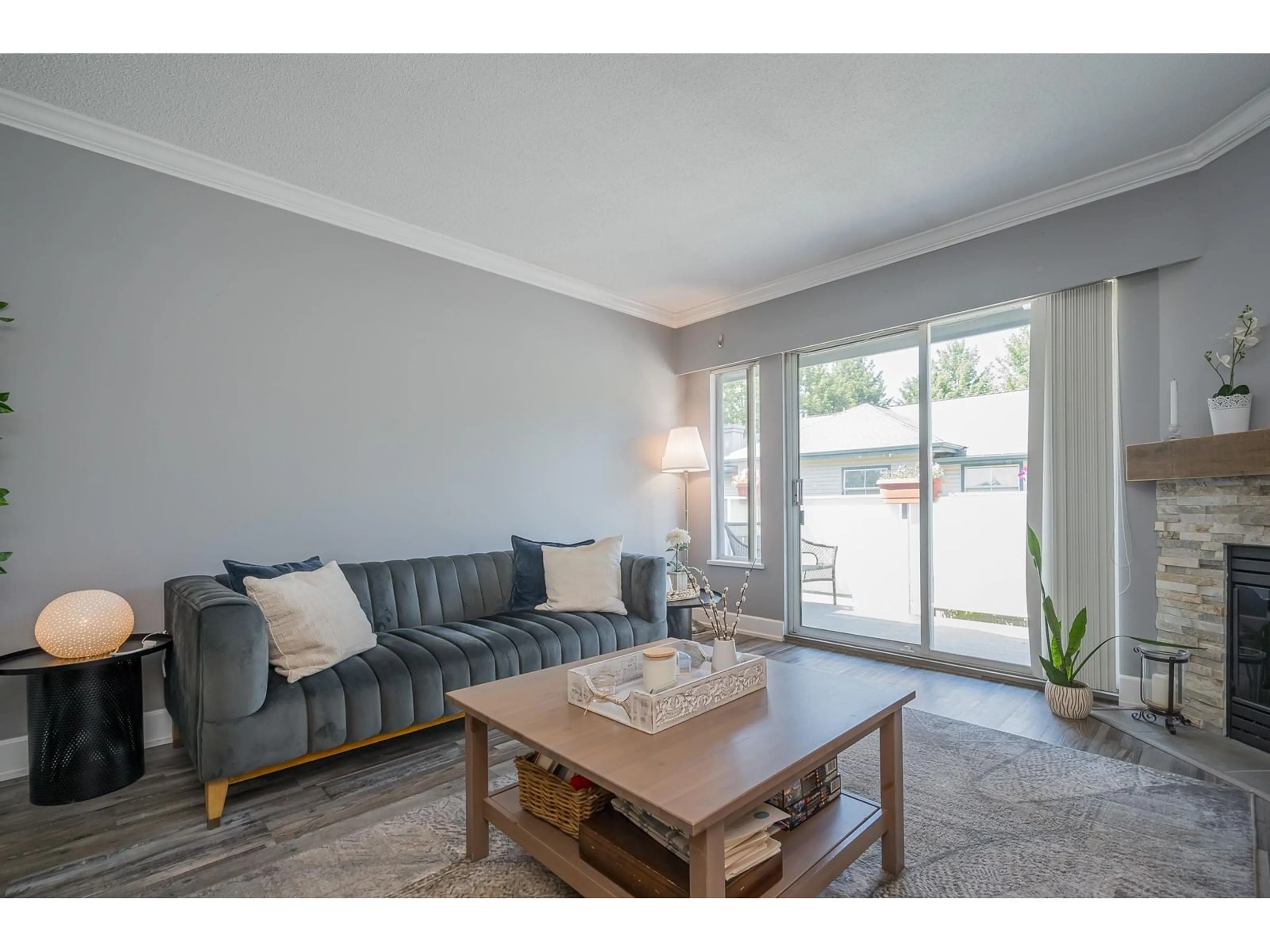Living room with furniture, wood/laminate floor for 19 - 5664 208, Langley British Columbia V3A8G4