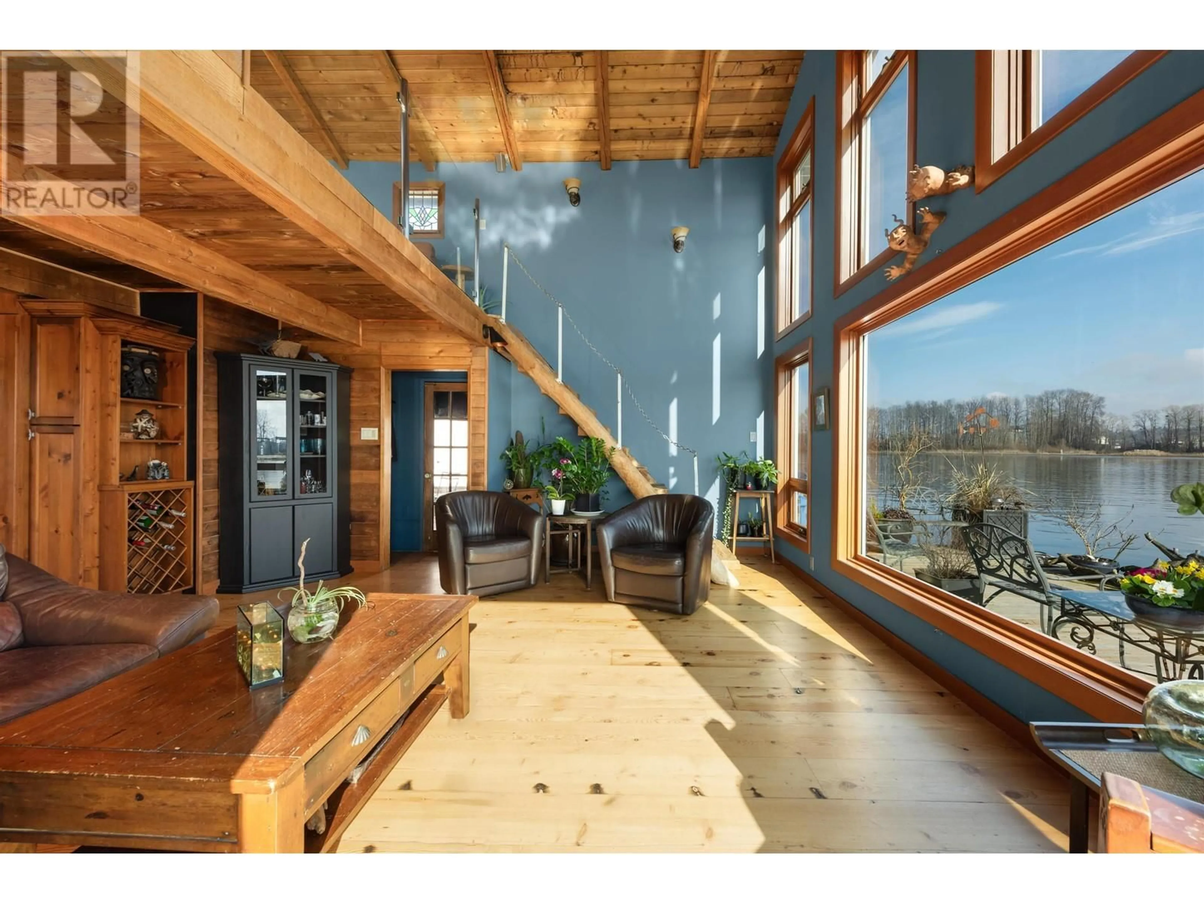 Indoor foyer for 1 - 800 SOUTH DYKE ROAD, New Westminster British Columbia V3M4Z8