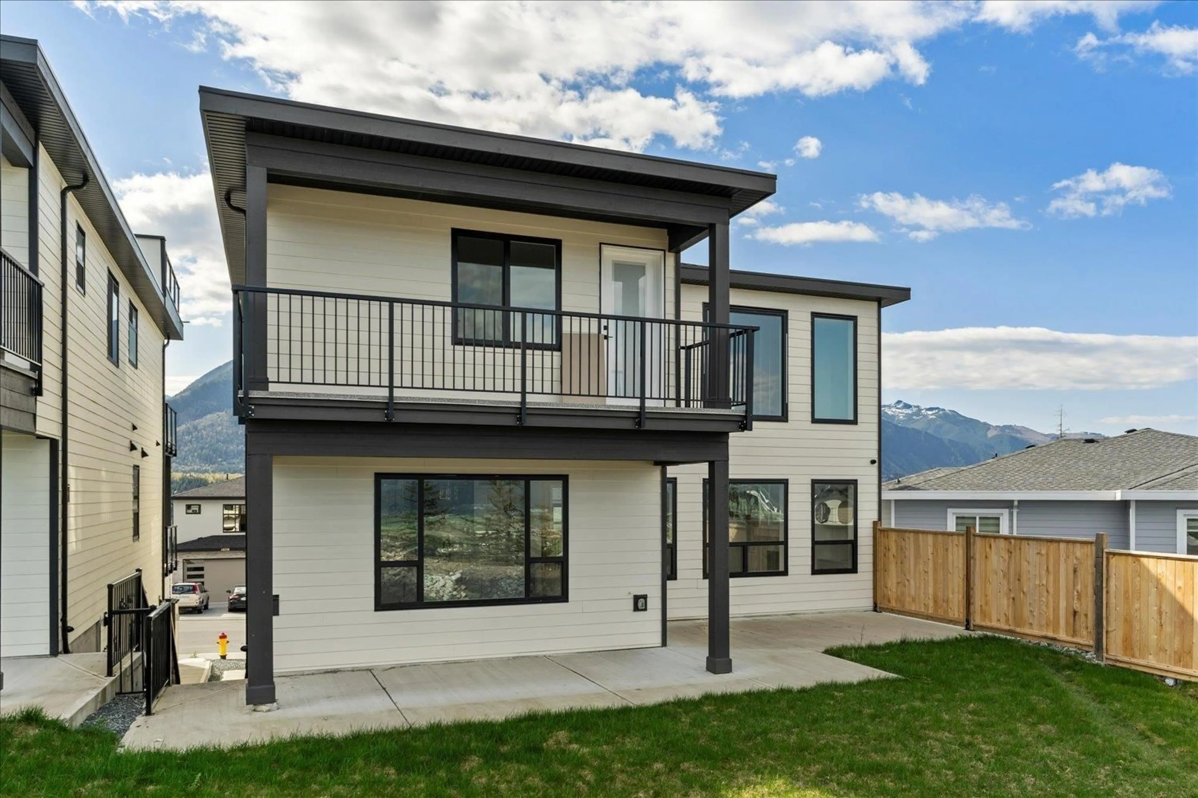 Home with vinyl exterior material, mountain view for 46089 CRESTVIEW DRIVE, Chilliwack British Columbia V2R6G4