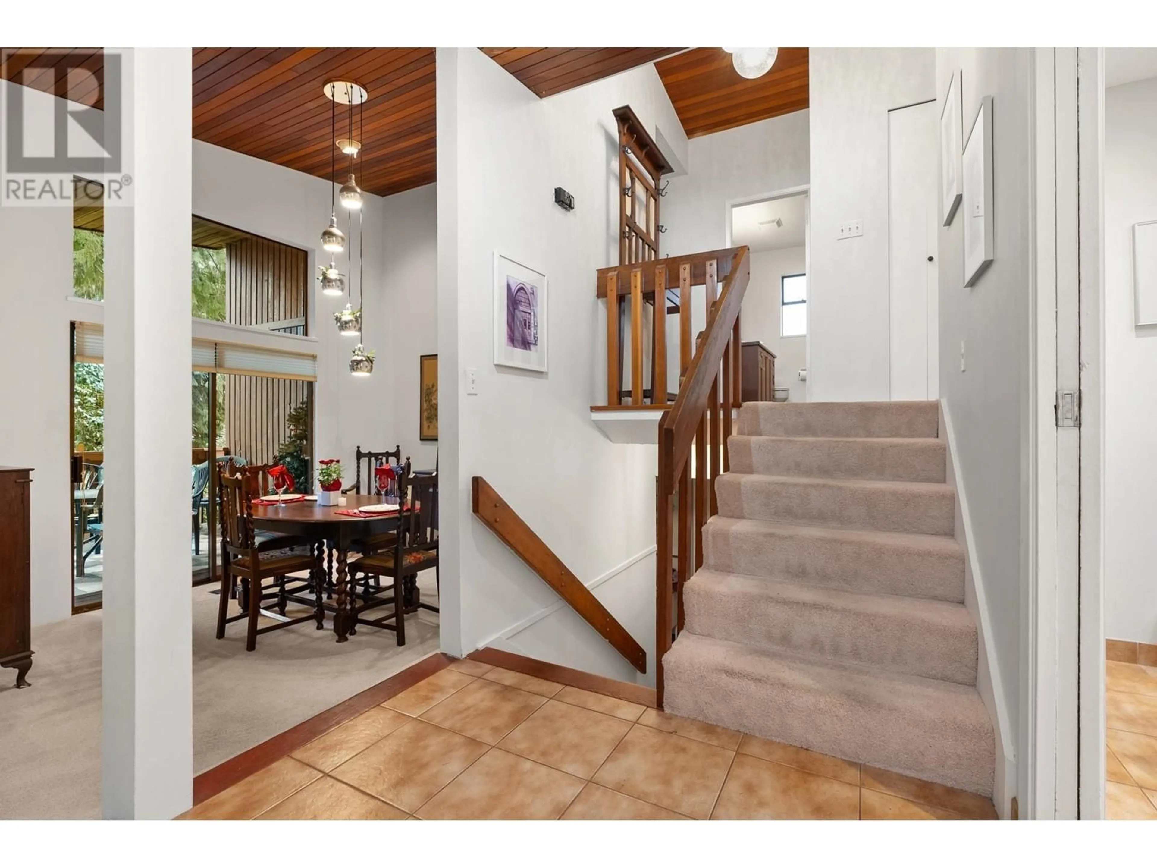 Indoor foyer for 300 LOACH PLACE, North Vancouver British Columbia V7G2A3