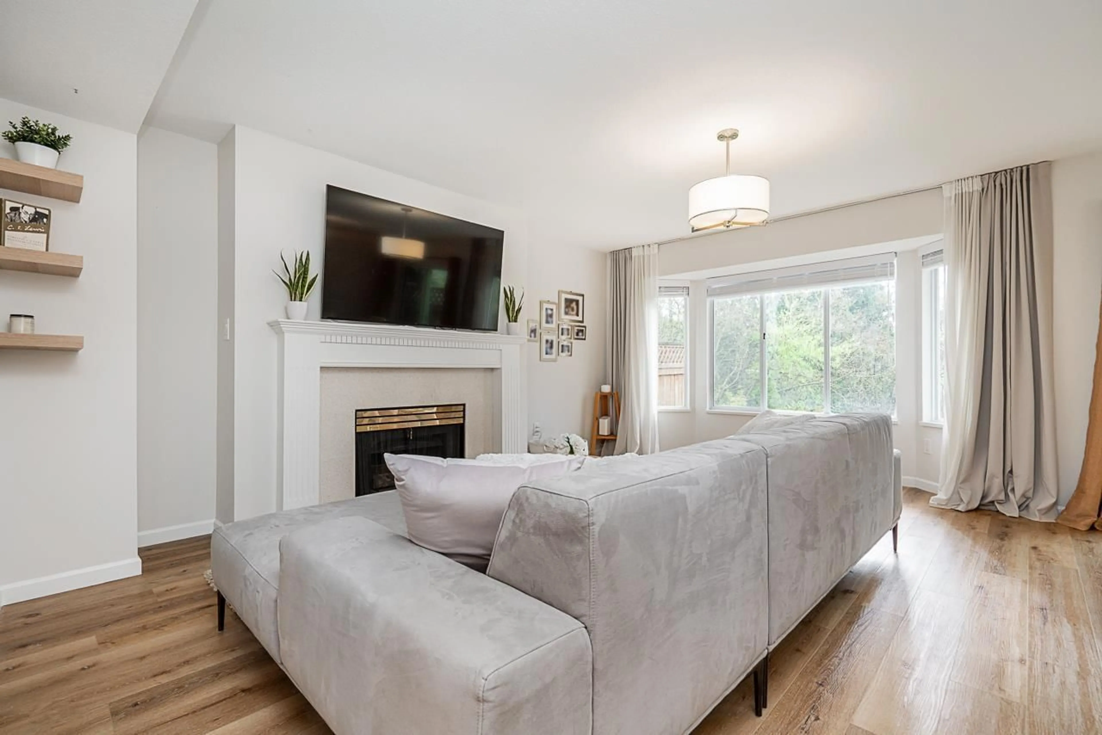 Living room with furniture, wood/laminate floor for 46 - 8863 216, Langley British Columbia V1M2G9