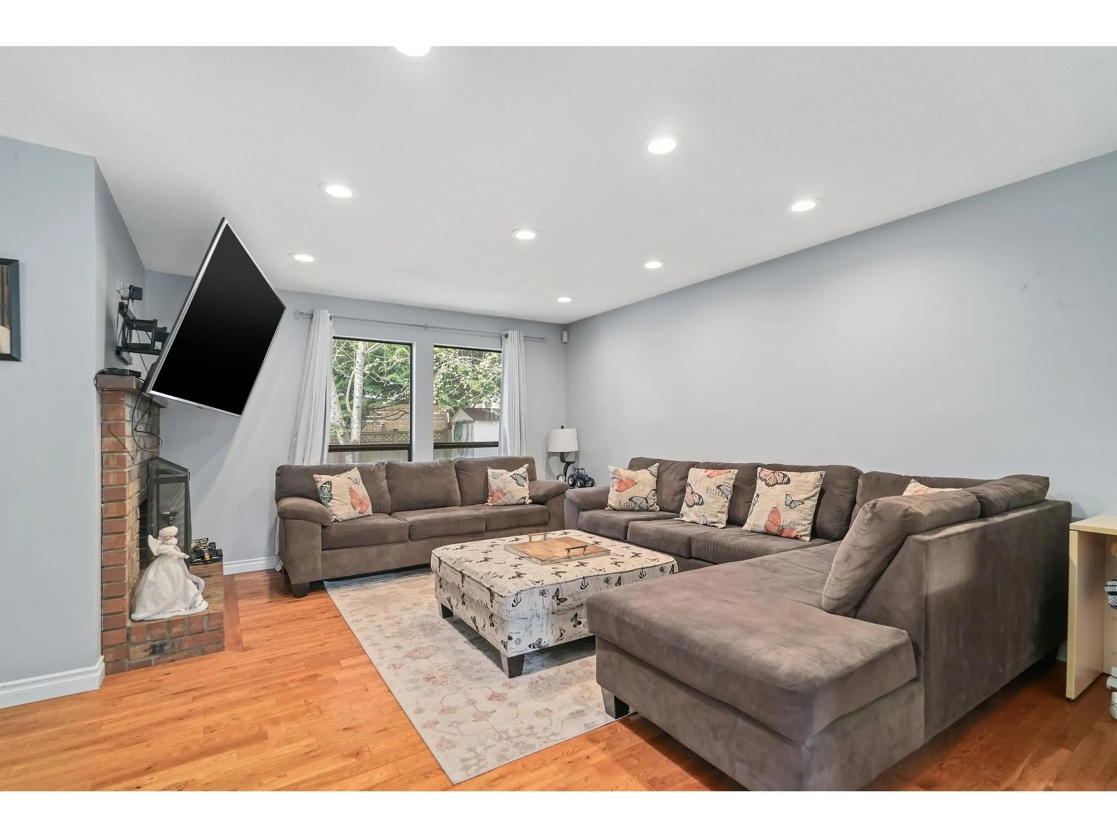 Living room with furniture, unknown for 6073 172B, Surrey British Columbia V3S6G6