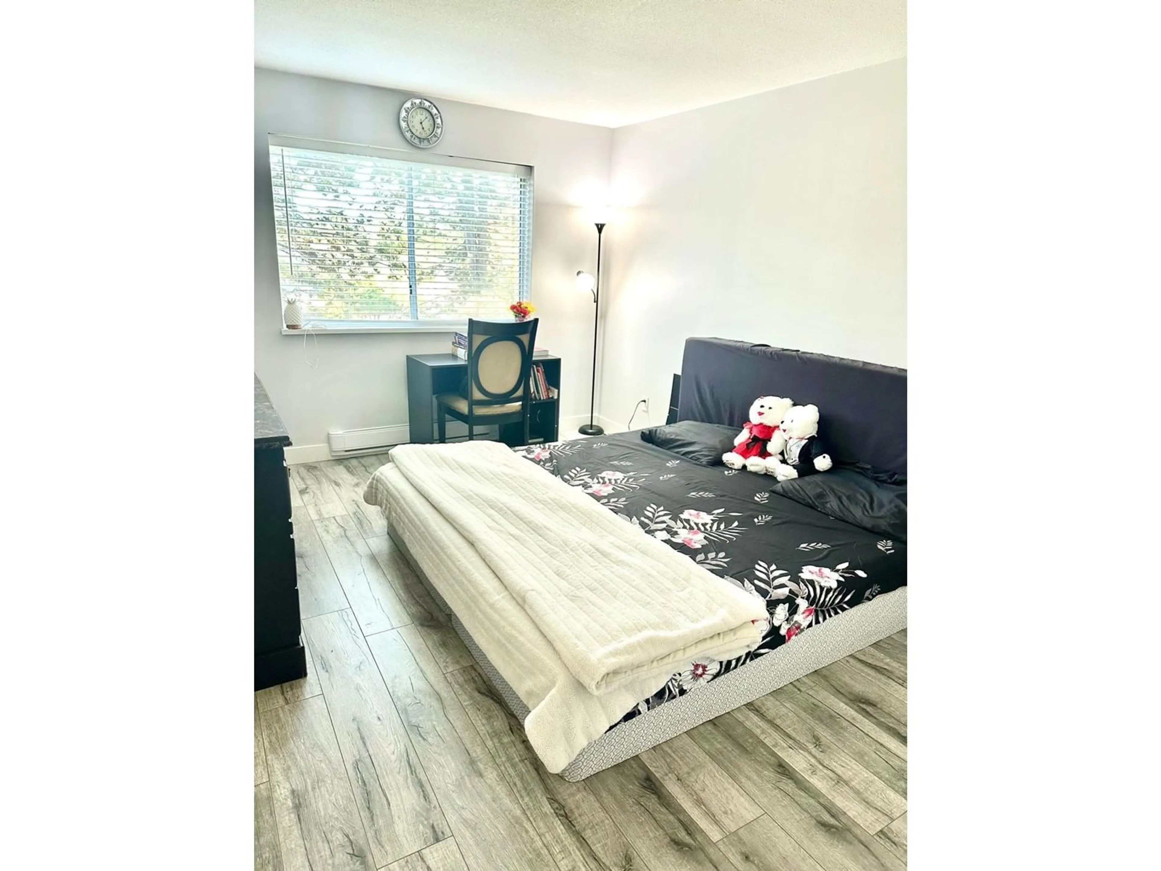 Bedroom with bed, wood/laminate floor for 311 - 2964 TRETHEWEY, Abbotsford British Columbia V2T6P4