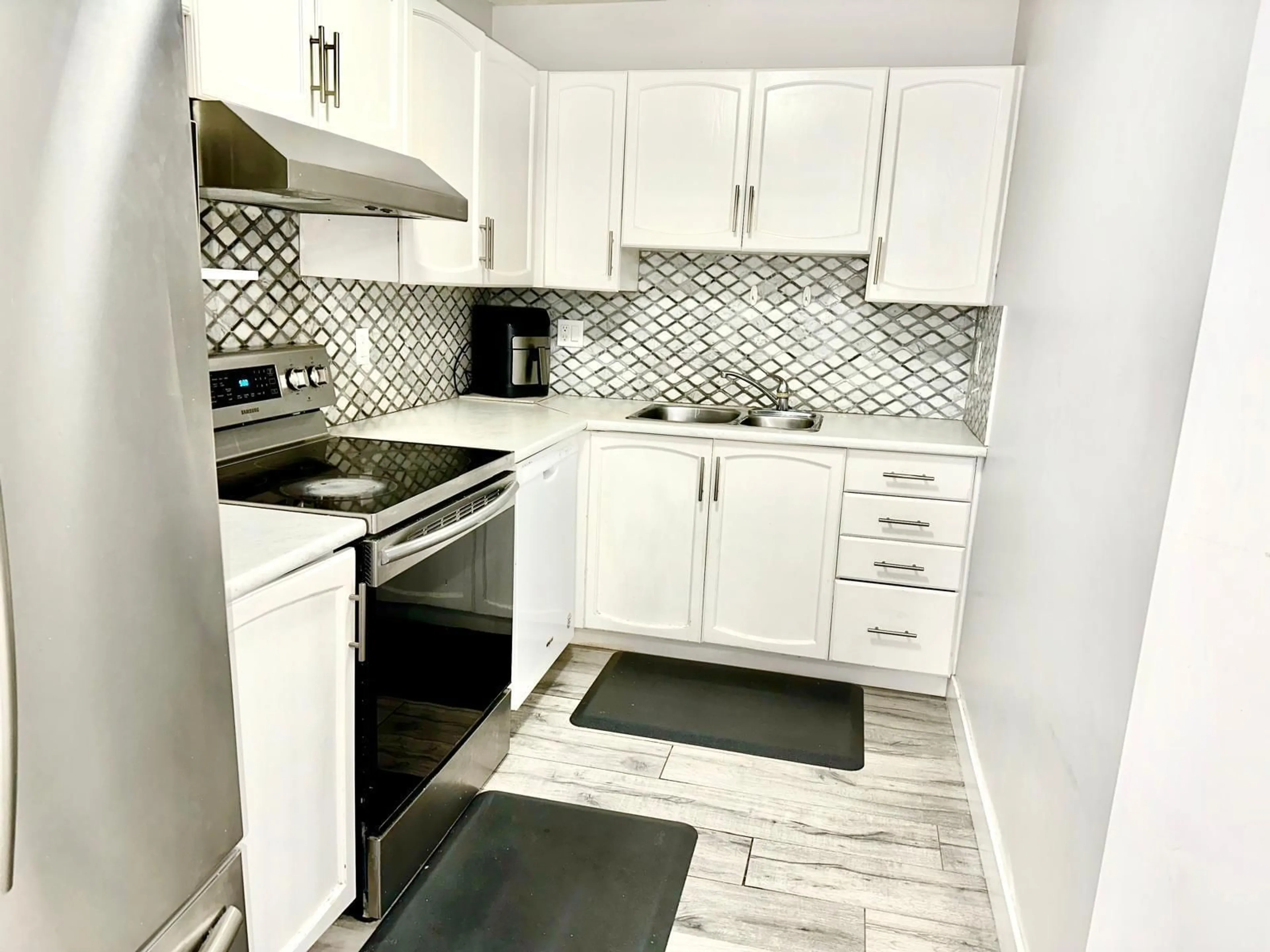 Standard kitchen, ceramic/tile floor for 311 - 2964 TRETHEWEY, Abbotsford British Columbia V2T6P4