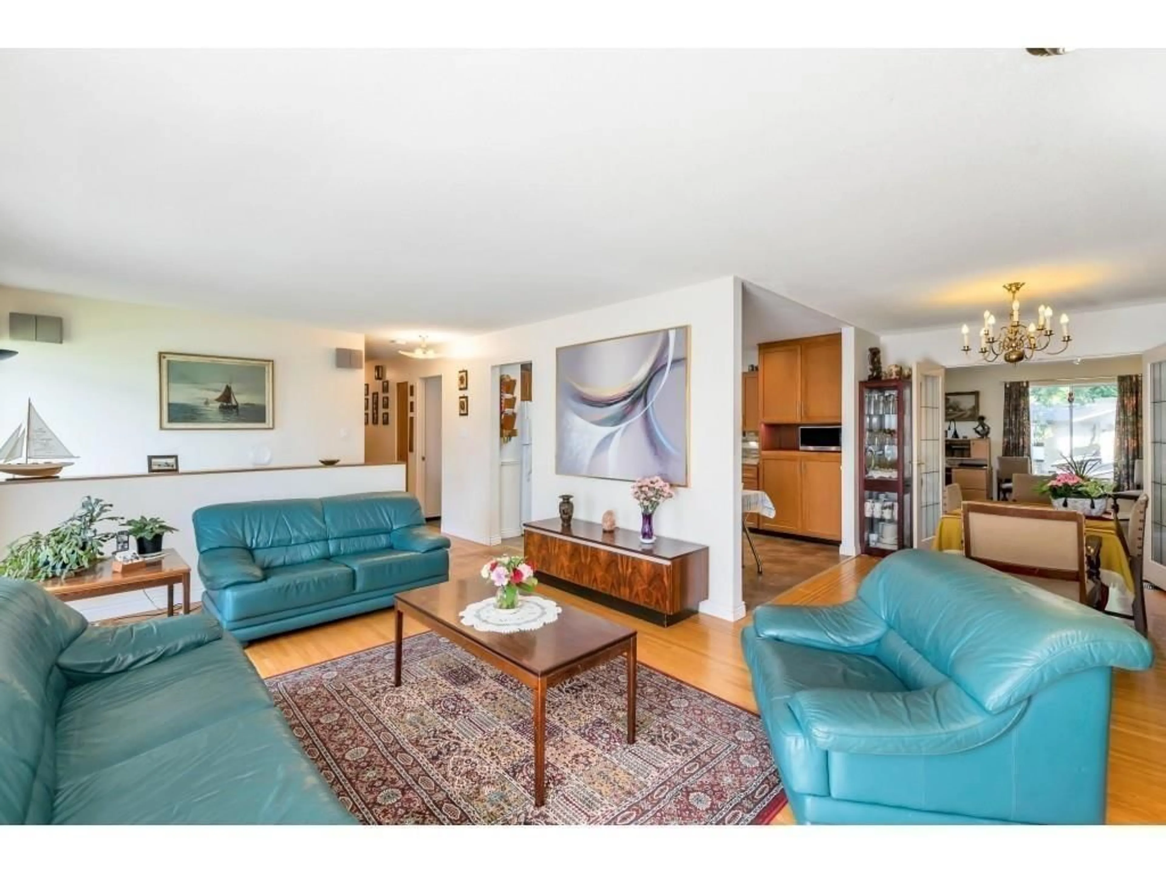 Living room with furniture, wood/laminate floor for 7195 115, Delta British Columbia V4E1X8
