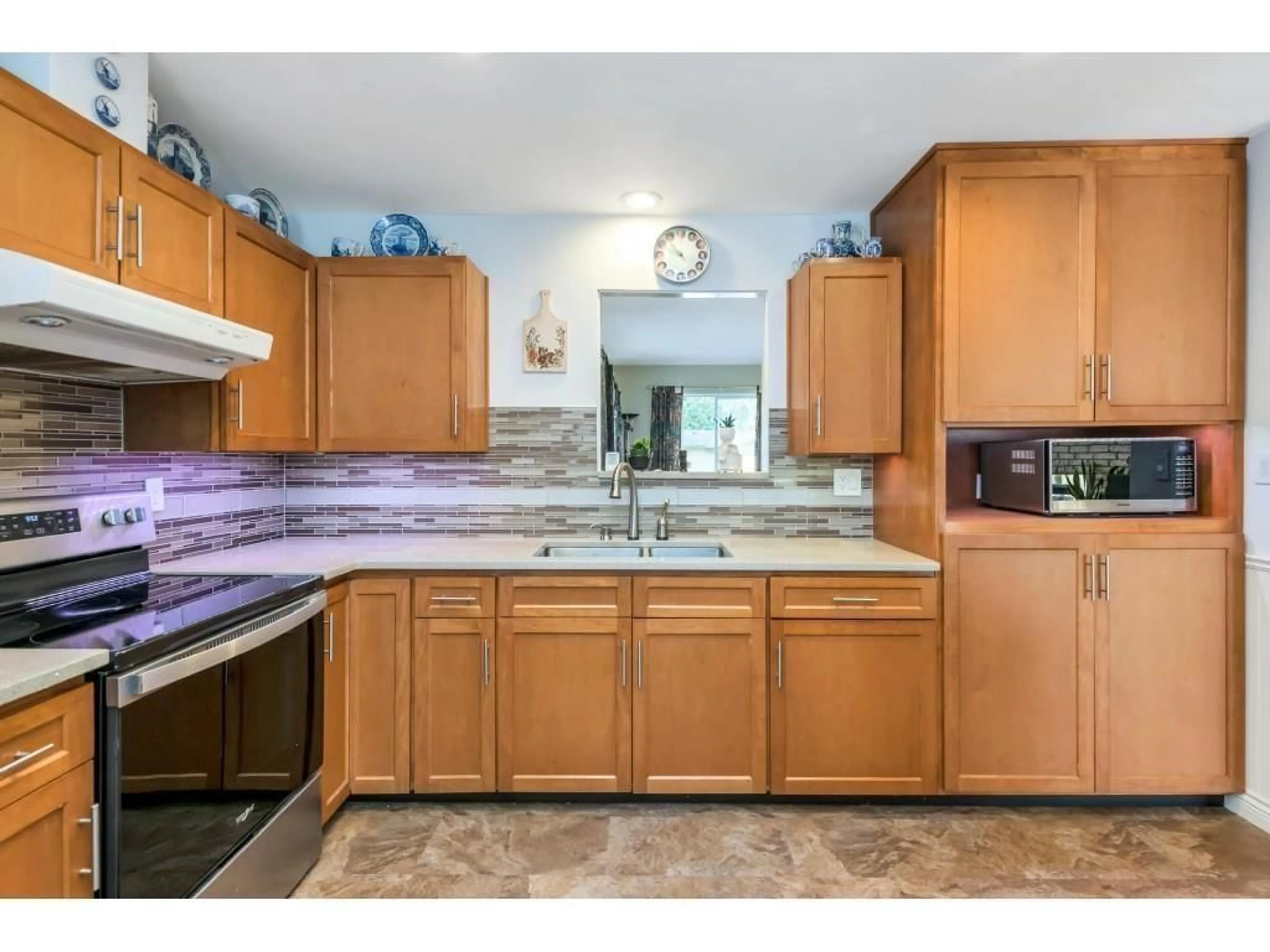 Standard kitchen, ceramic/tile floor for 7195 115, Delta British Columbia V4E1X8