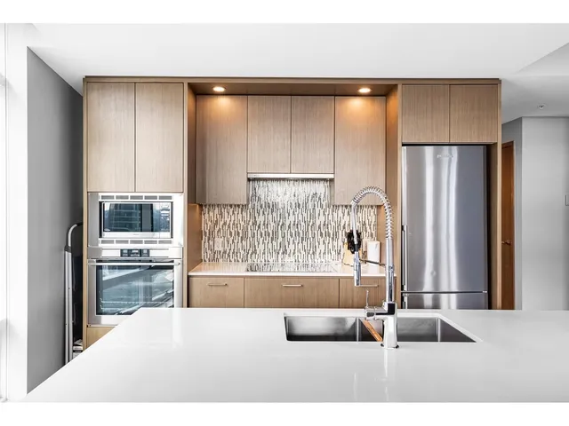 2506 - 13495 CENTRAL, Surrey 4
