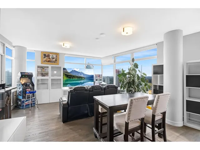 2506 - 13495 CENTRAL, Surrey 5