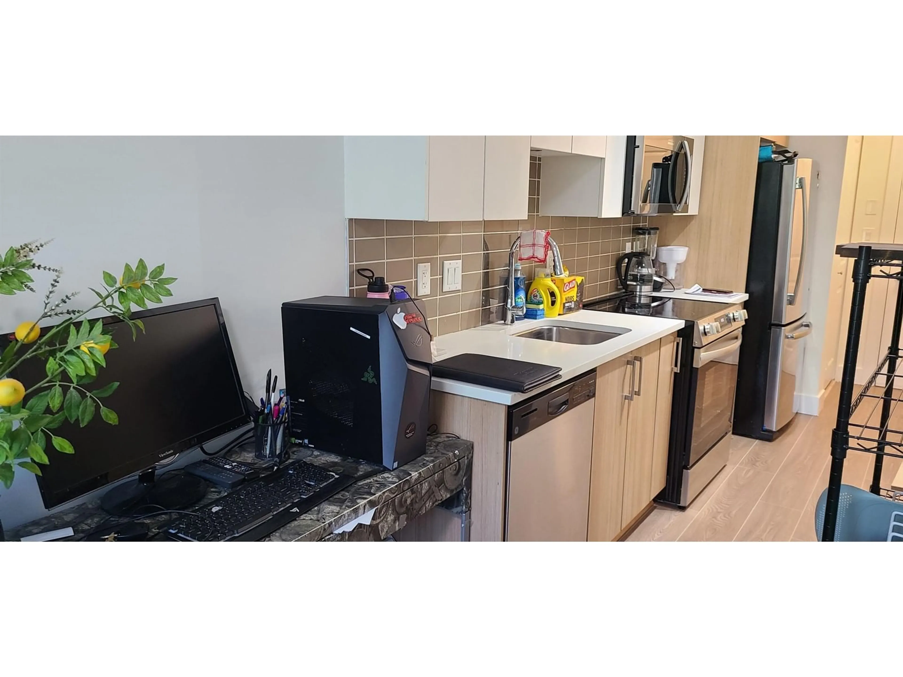 Standard kitchen, unknown for 304 - 6480 195A, Surrey British Columbia V4N6P1