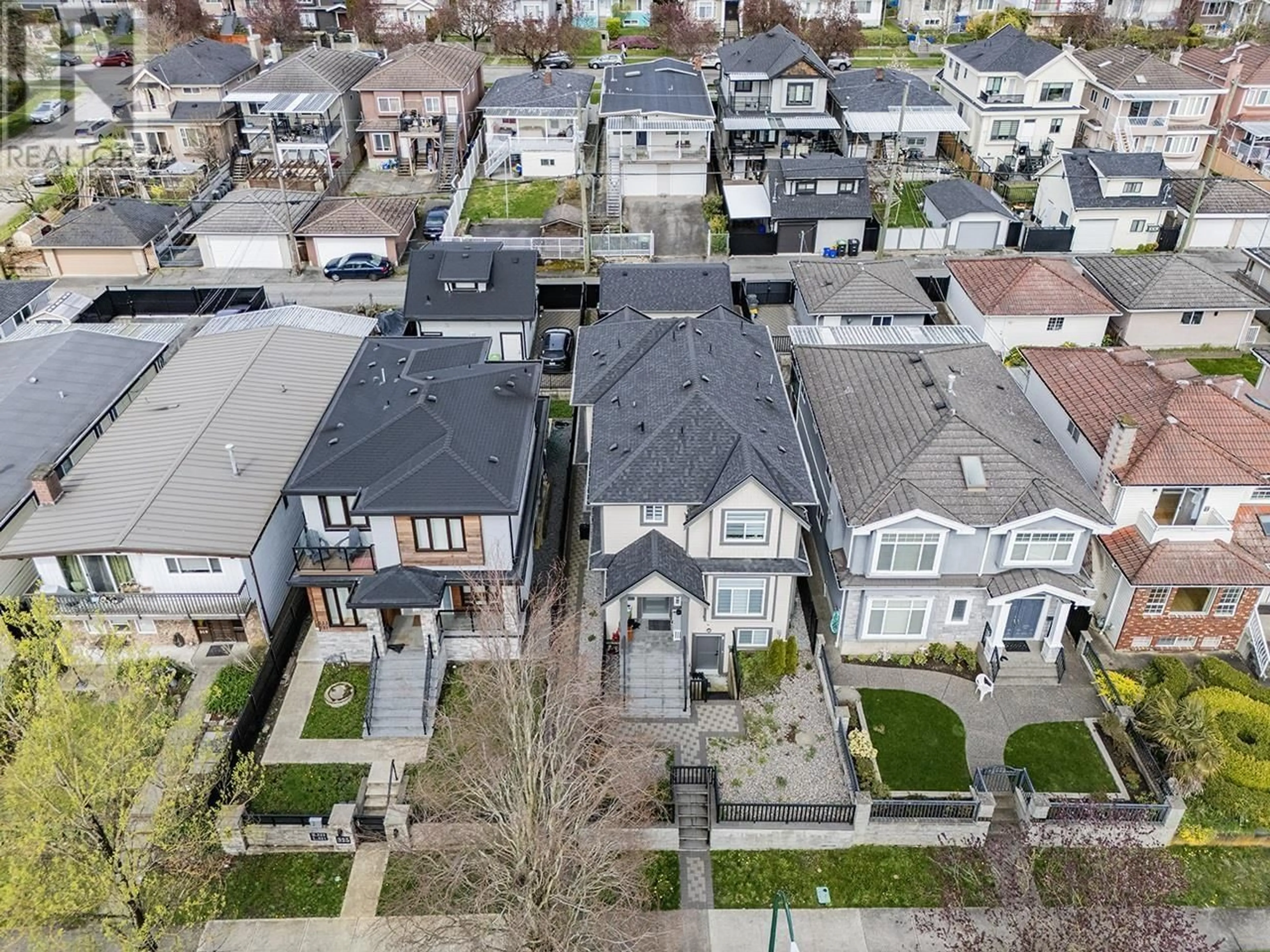 A pic from outside/outdoor area/front of a property/back of a property/a pic from drone, street for 1 - 331 64TH AVENUE, Vancouver British Columbia V5X2M8