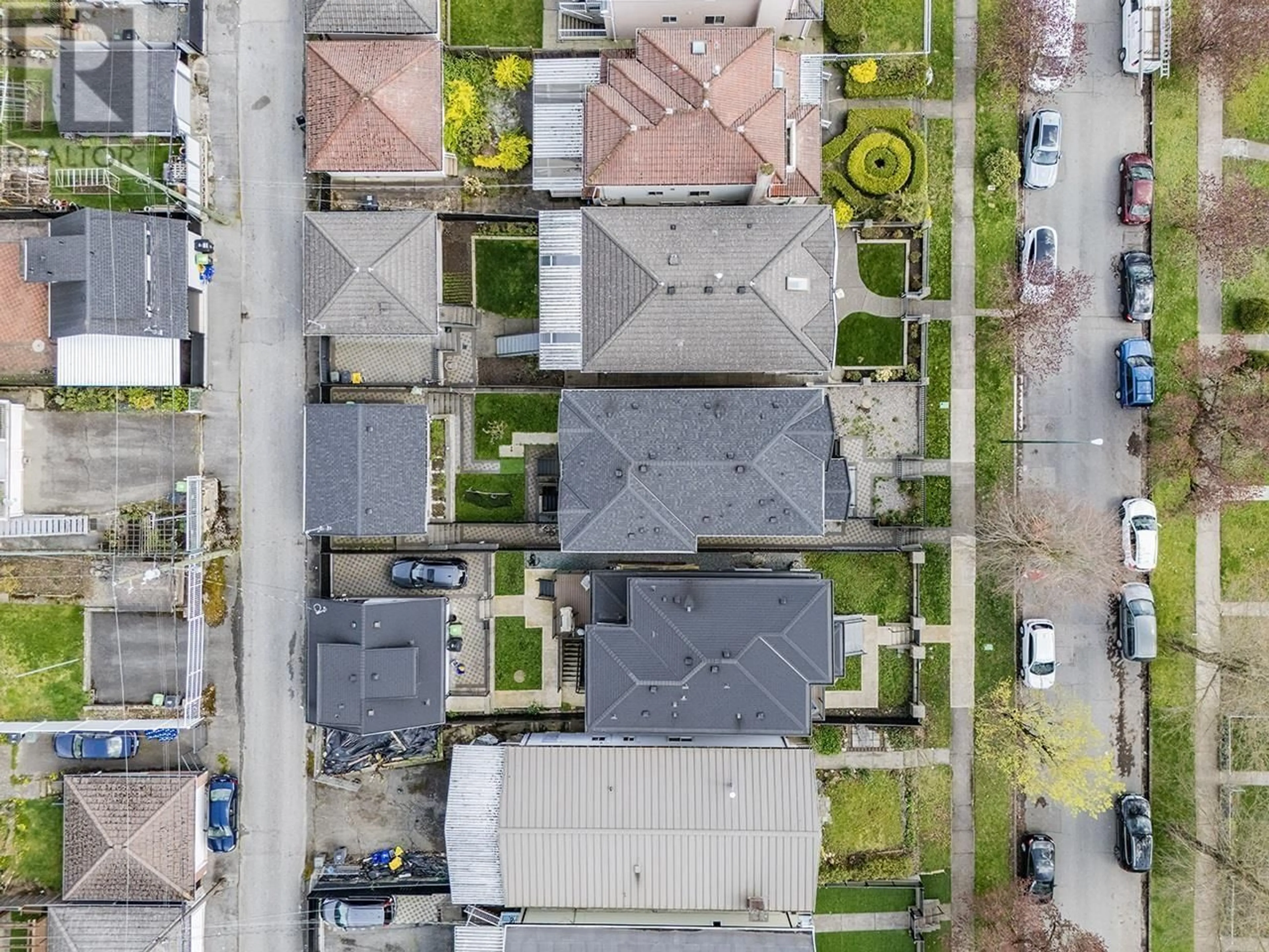 A pic from outside/outdoor area/front of a property/back of a property/a pic from drone, street for 1 - 331 64TH AVENUE, Vancouver British Columbia V5X2M8