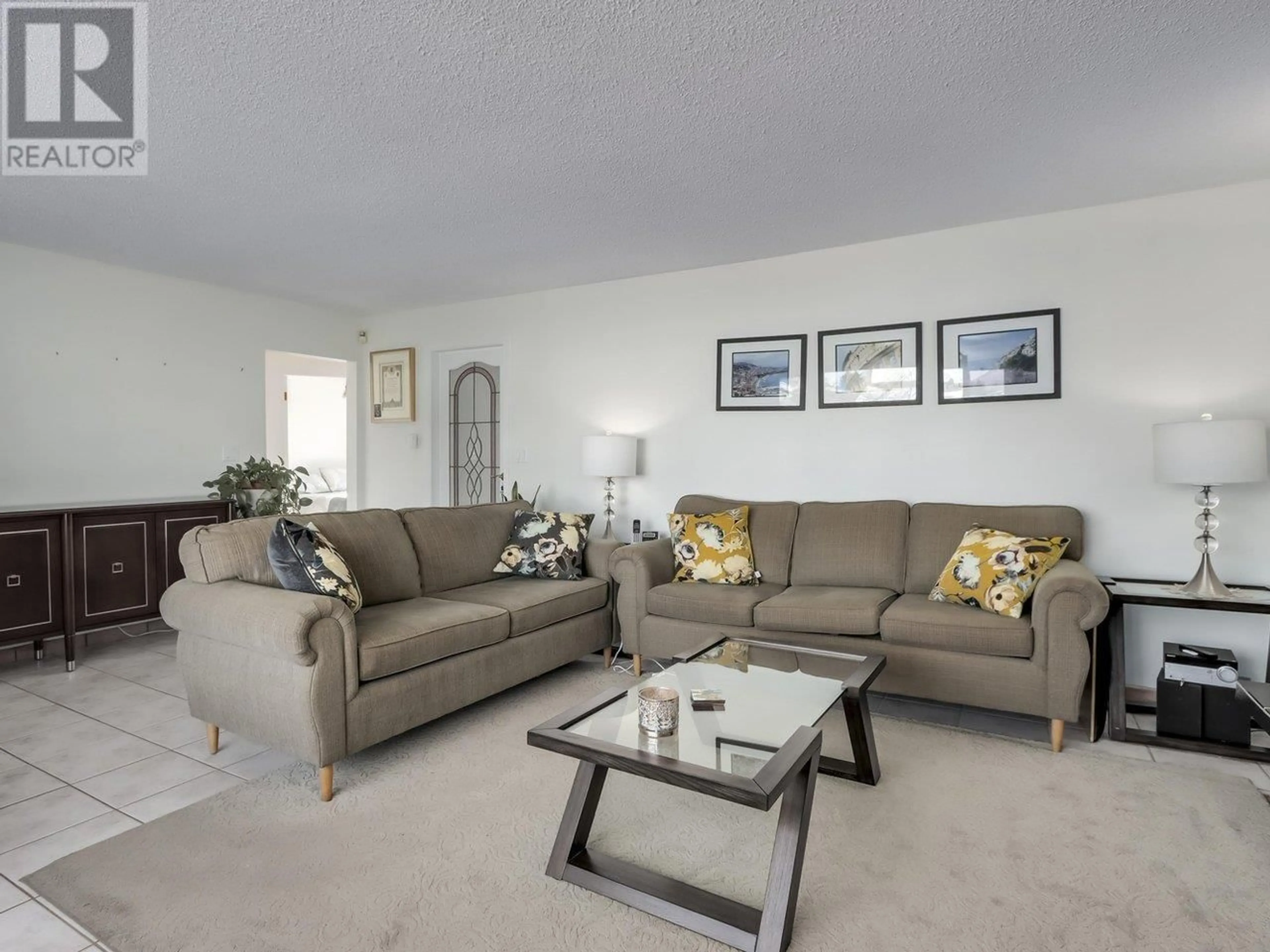 Living room with furniture, carpet floor for 2542 3RD AVENUE, Vancouver British Columbia V5M1G9