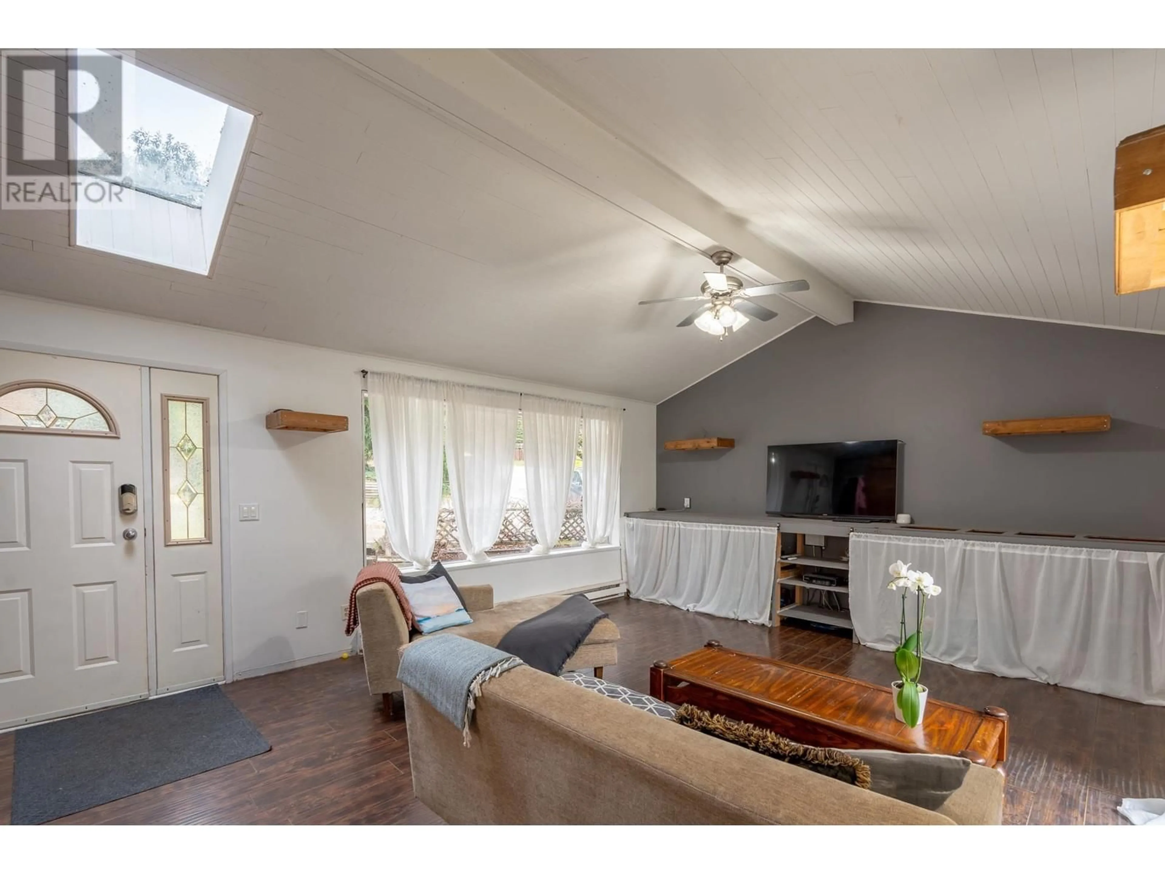 Living room with furniture, wood/laminate floor for 6279 NORWEST BAY ROAD, Sechelt British Columbia V7Z0M5