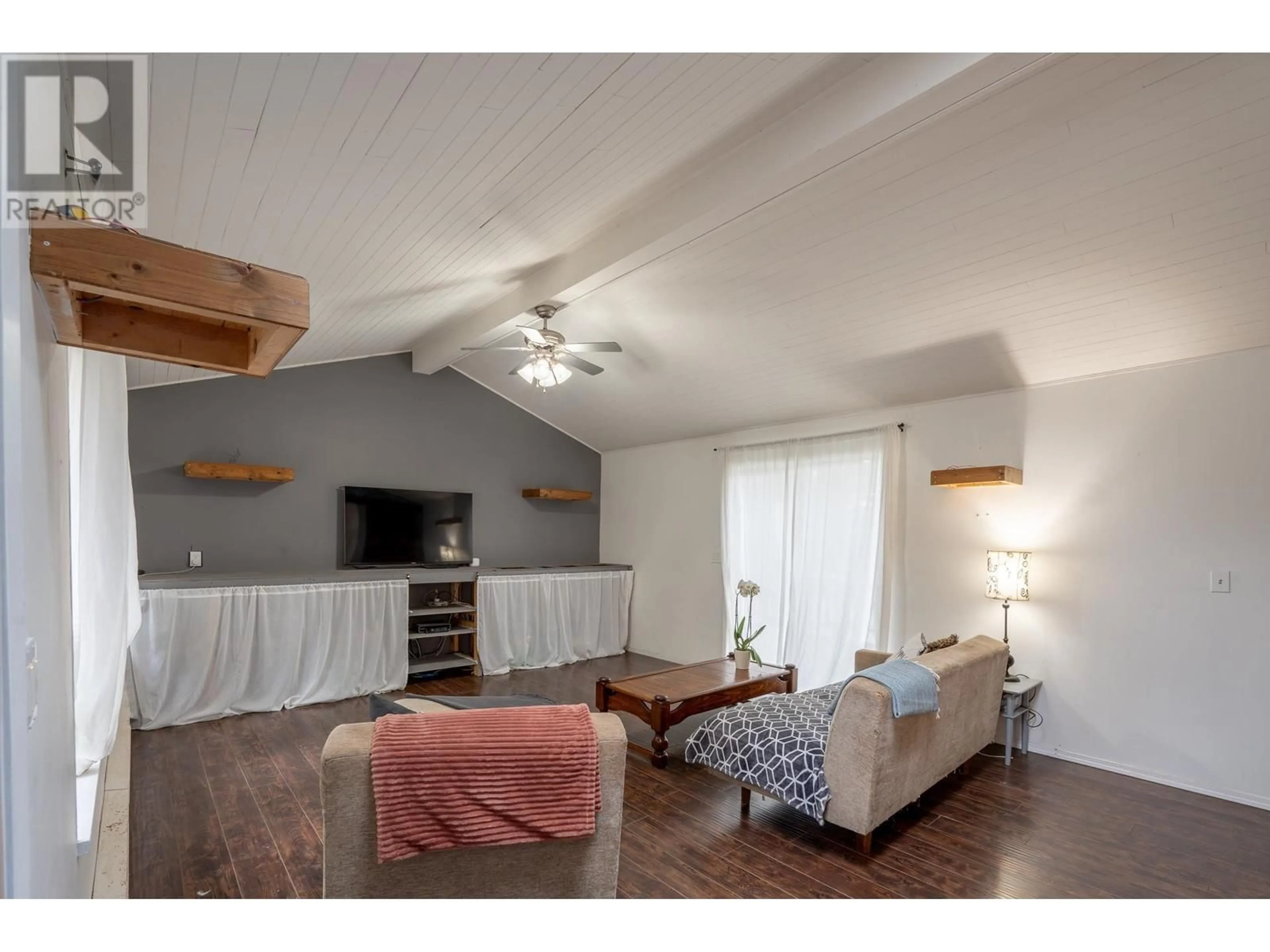 Living room with furniture, wood/laminate floor for 6279 NORWEST BAY ROAD, Sechelt British Columbia V7Z0M5