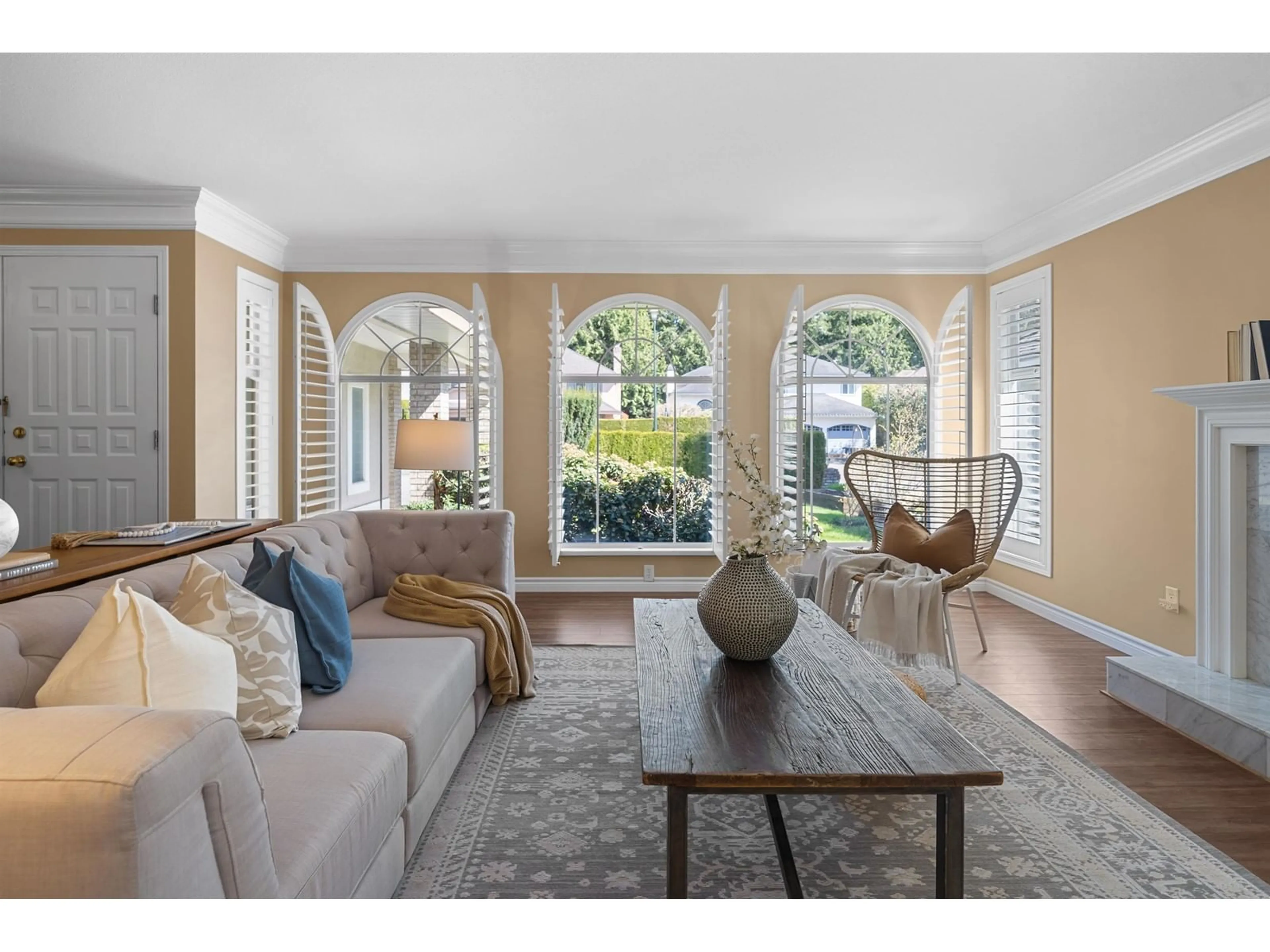 Living room with furniture, unknown for 1665 138B, Surrey British Columbia V4A9J8