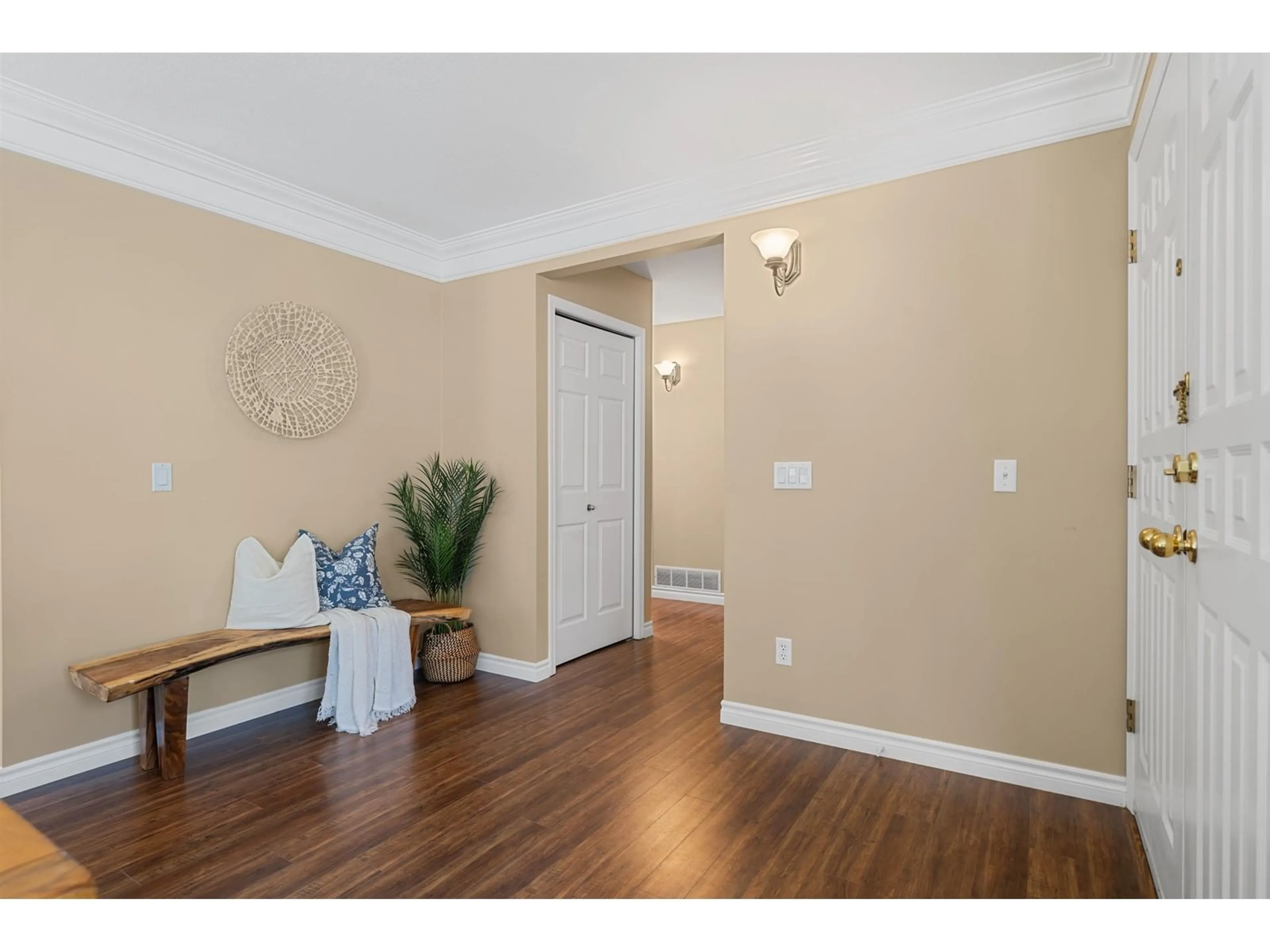 Indoor entryway for 1665 138B, Surrey British Columbia V4A9J8