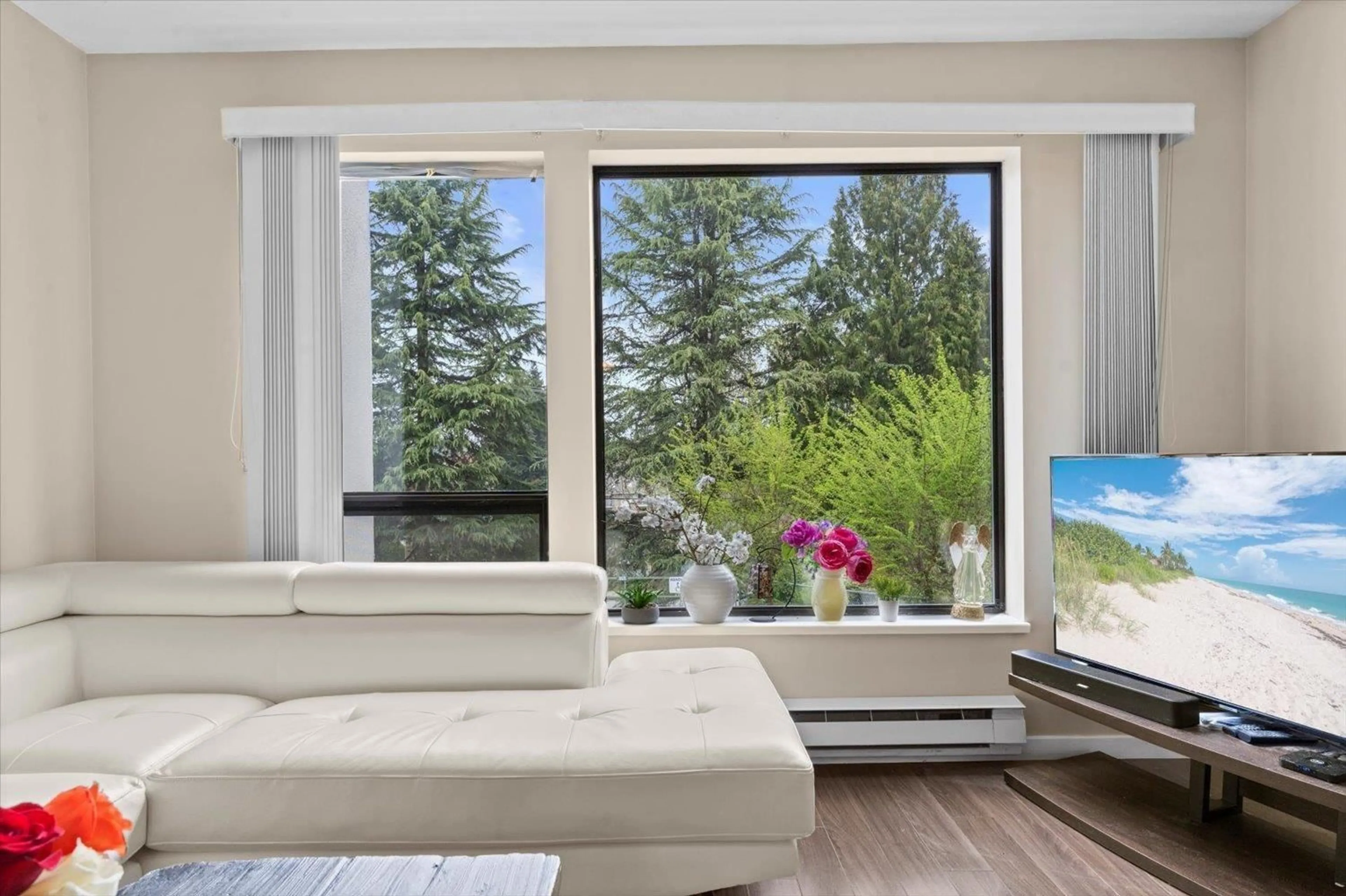 Living room with furniture, wood/laminate floor for 114 - 33030 GEORGE FERGUSON, Abbotsford British Columbia V2S6Y2