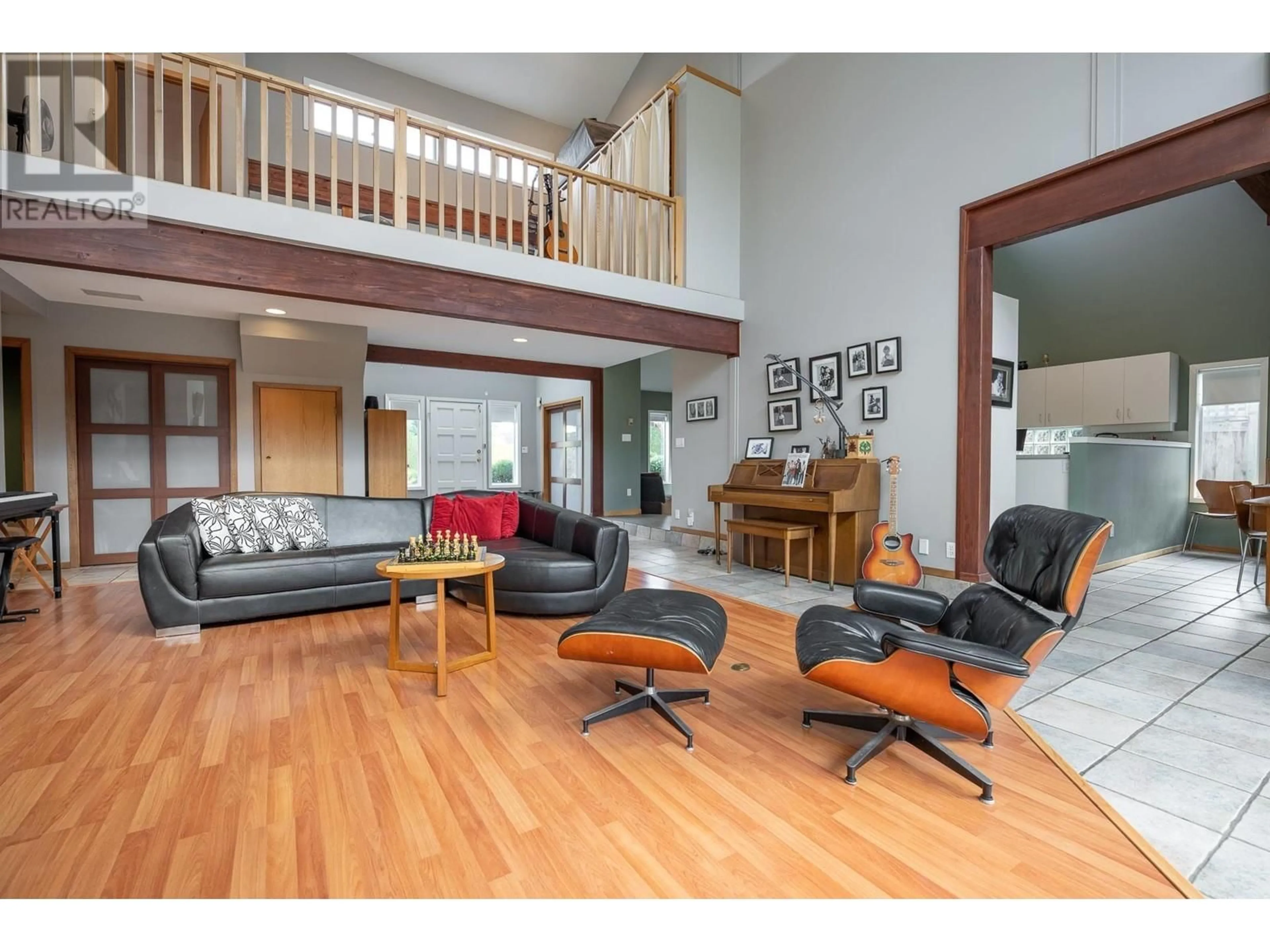 Living room with furniture, wood/laminate floor for 33 67 STREET, Delta British Columbia V4L1L5