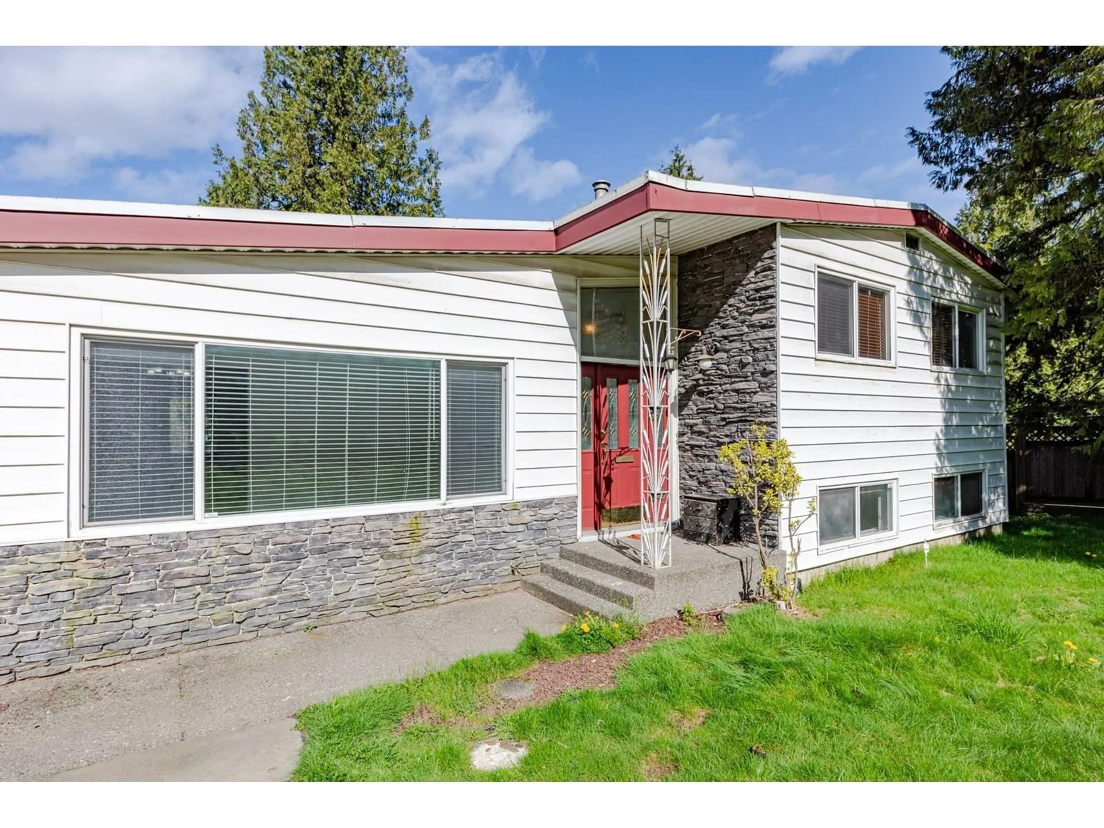 Home with vinyl exterior material, street for 11411 LOUGHREN, Surrey British Columbia V3R4Z5