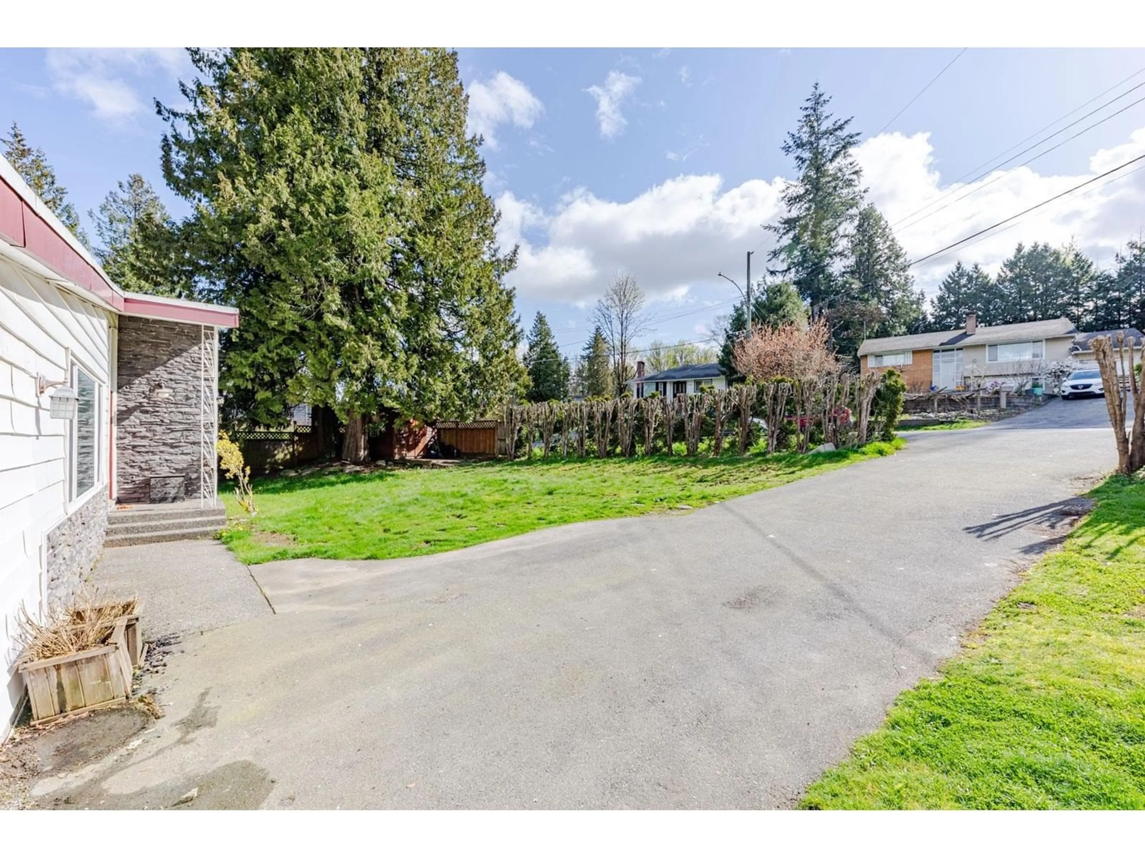 A pic from outside/outdoor area/front of a property/back of a property/a pic from drone, street for 11411 LOUGHREN, Surrey British Columbia V3R4Z5