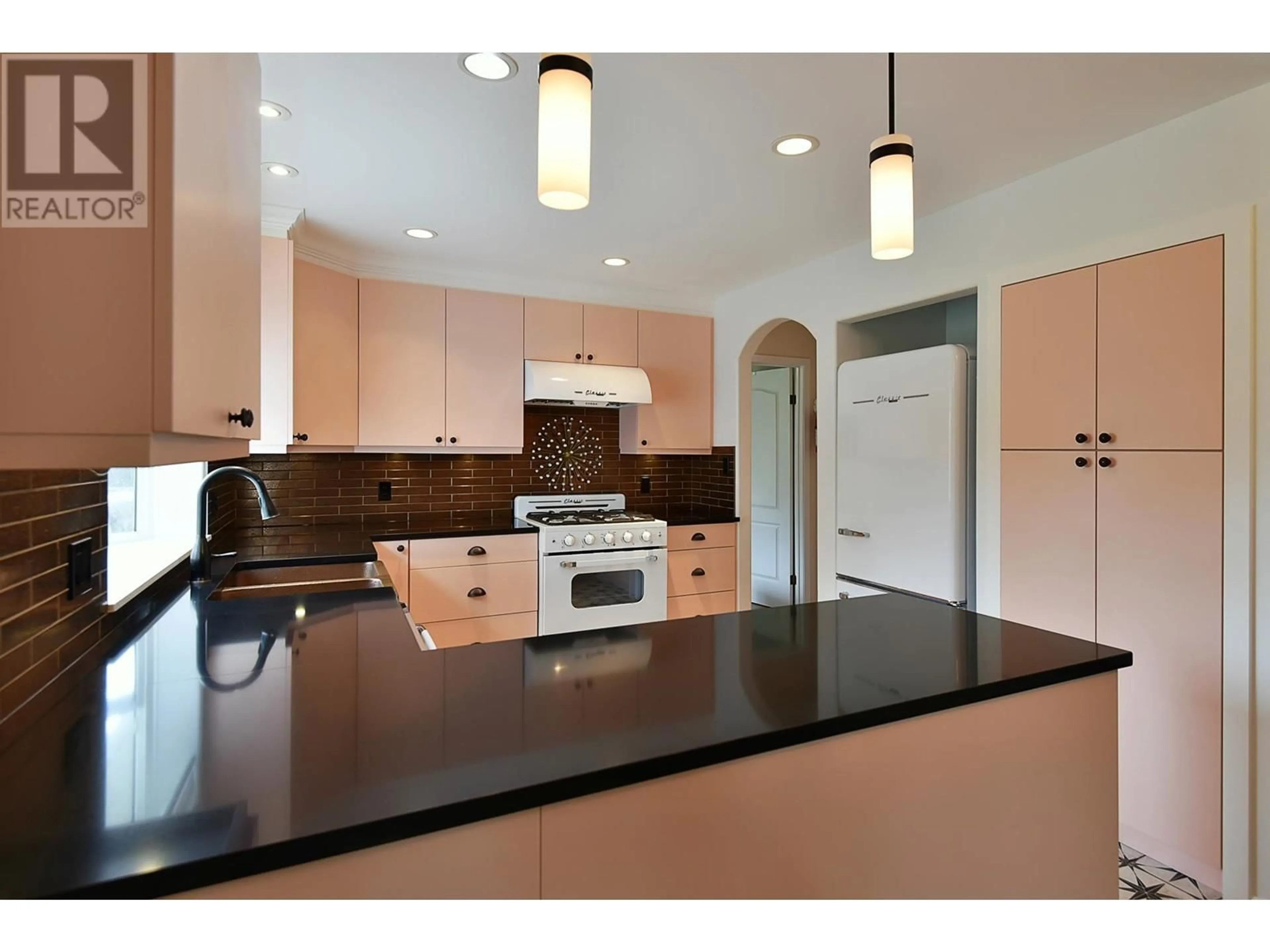 Open concept kitchen, unknown for 5643 CURTIS PLACE, Sechelt British Columbia V7Z0R9