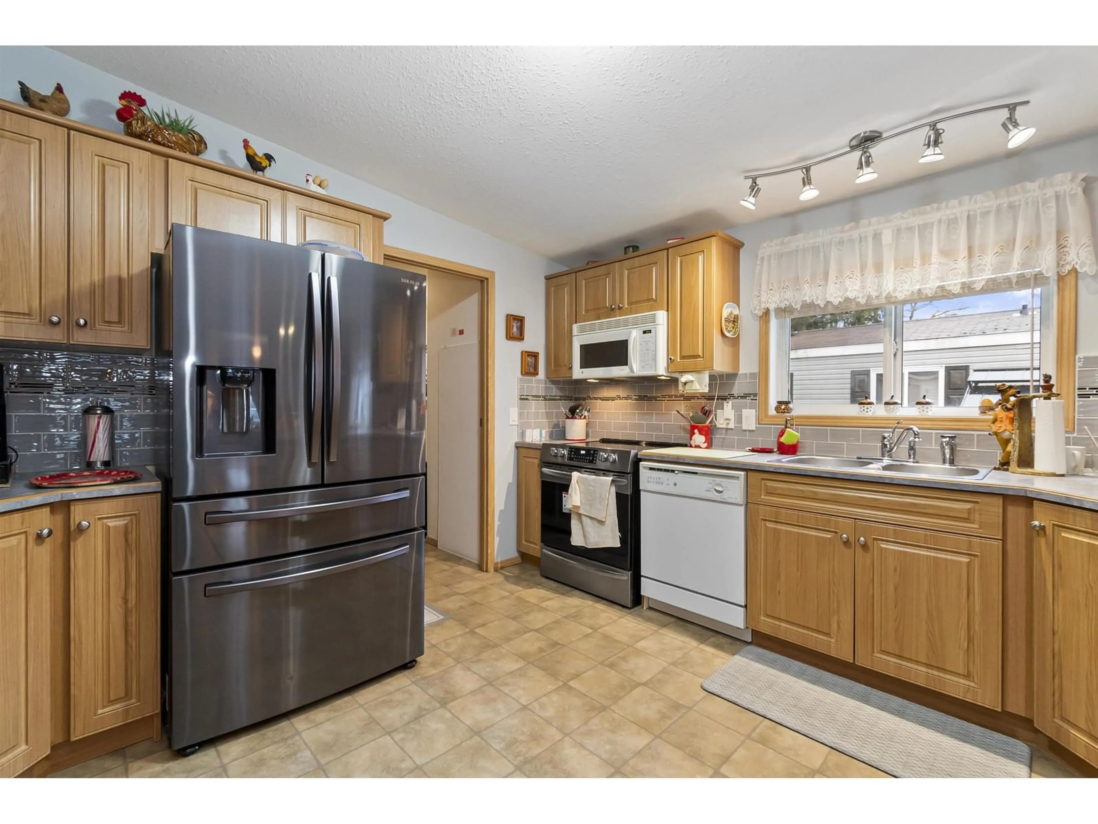Standard kitchen, unknown for 62 - 6338 VEDDER ROAD, Chilliwack British Columbia V2R3R4