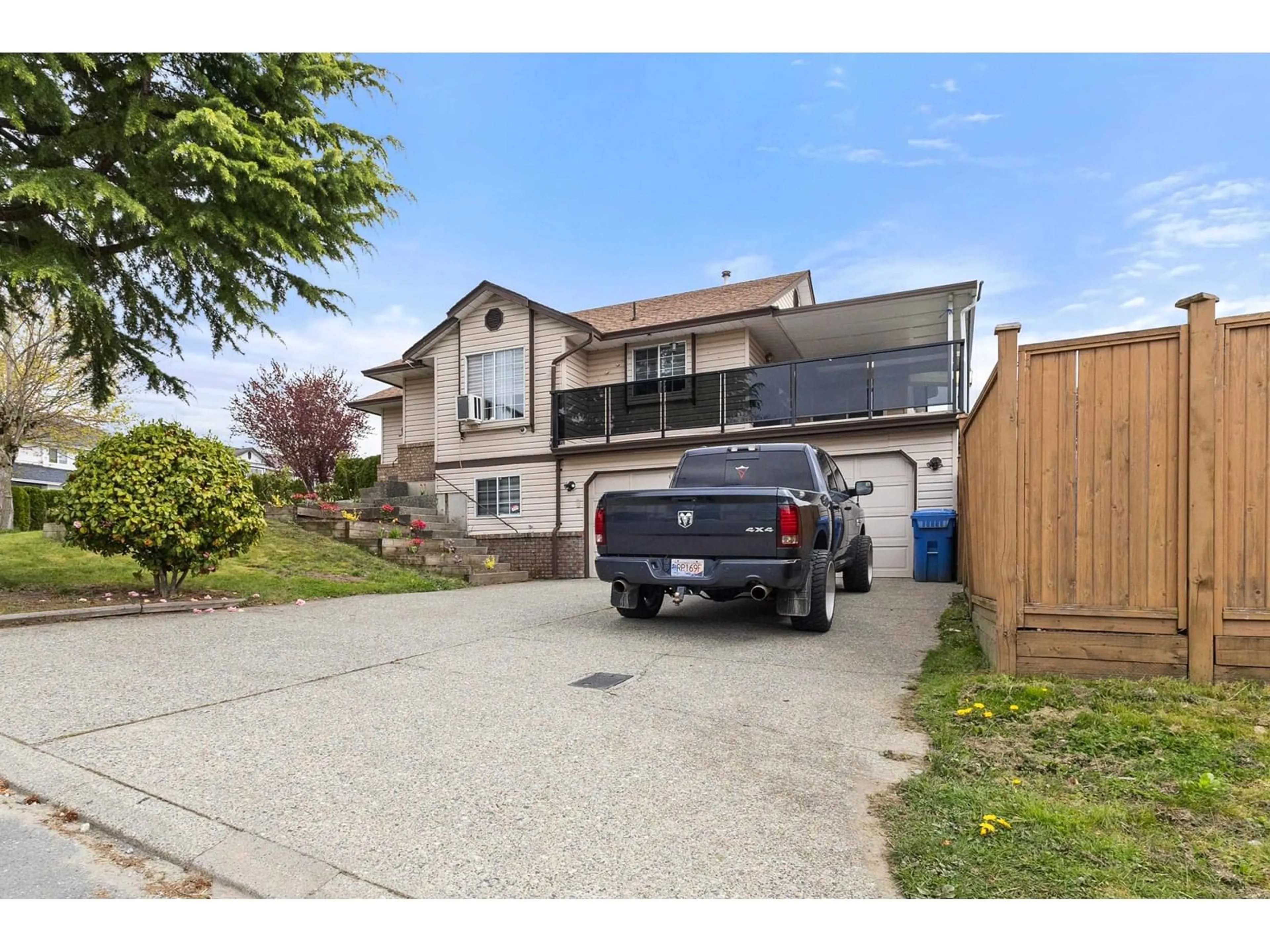 A pic from outside/outdoor area/front of a property/back of a property/a pic from drone, street for 2930 EDGEHILL, Abbotsford British Columbia V2T5J9