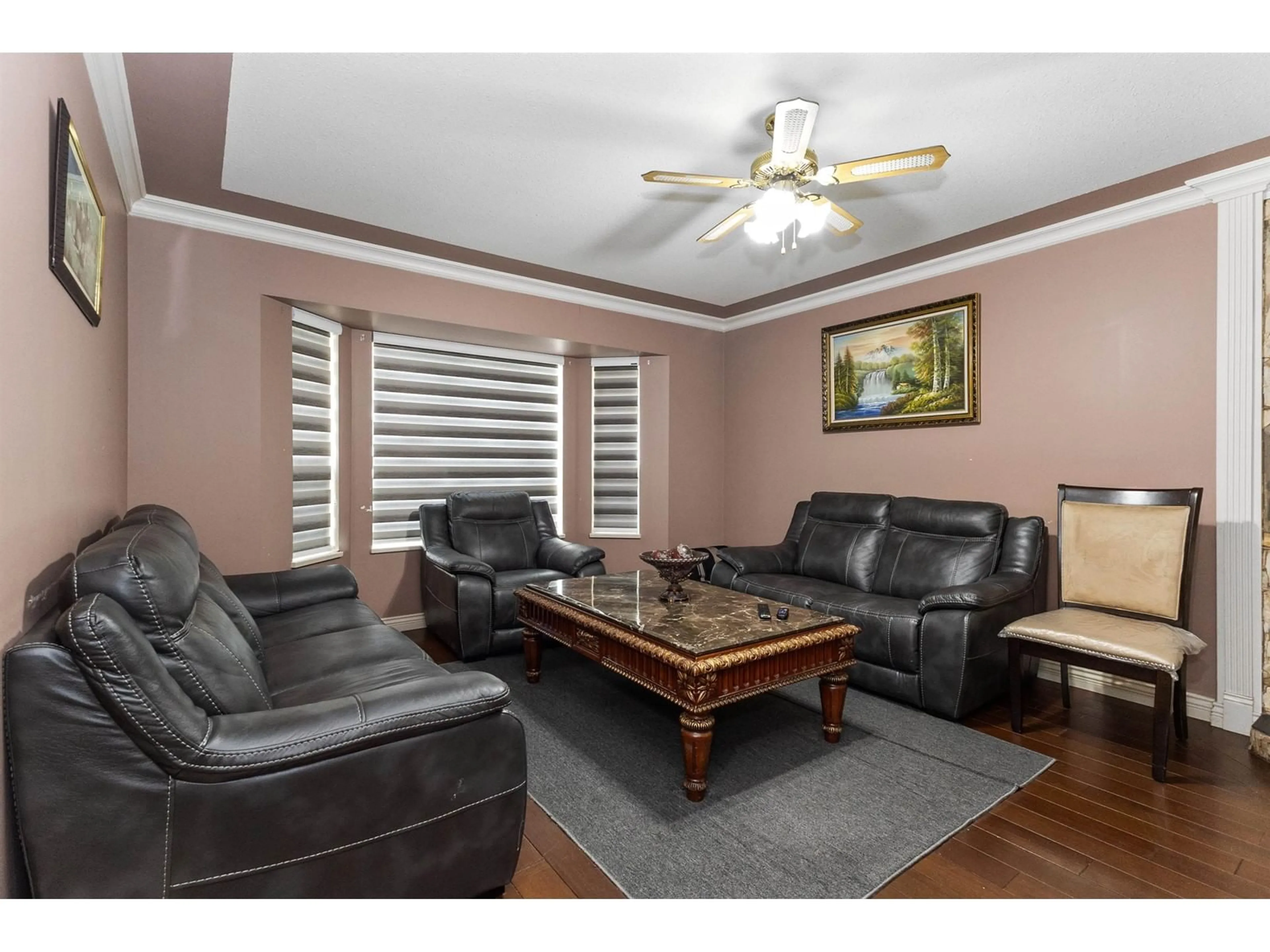 Living room with furniture, wood/laminate floor for 2930 EDGEHILL, Abbotsford British Columbia V2T5J9