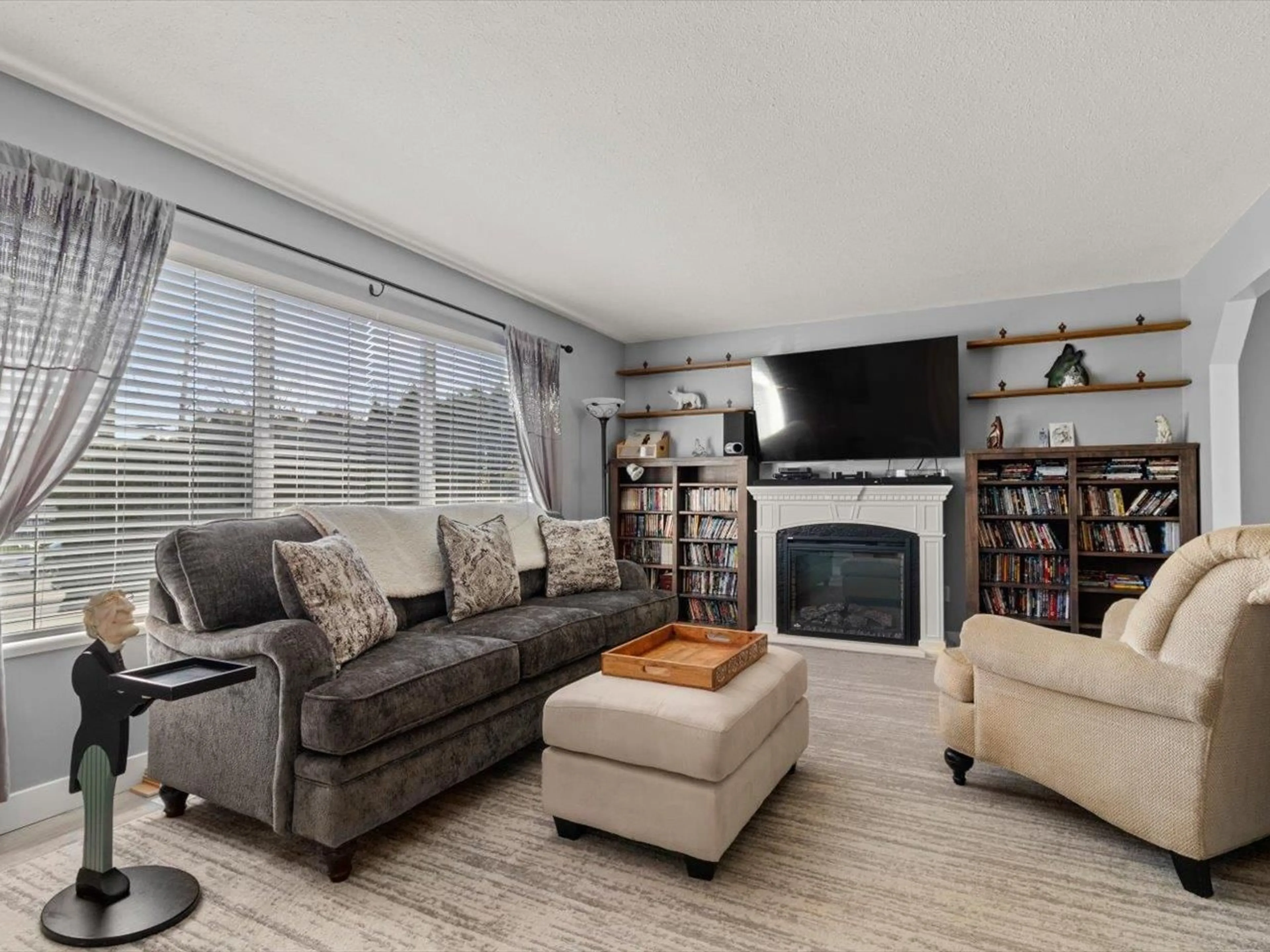 Living room with furniture, wood/laminate floor for 26897 32, Langley British Columbia V4W3G4