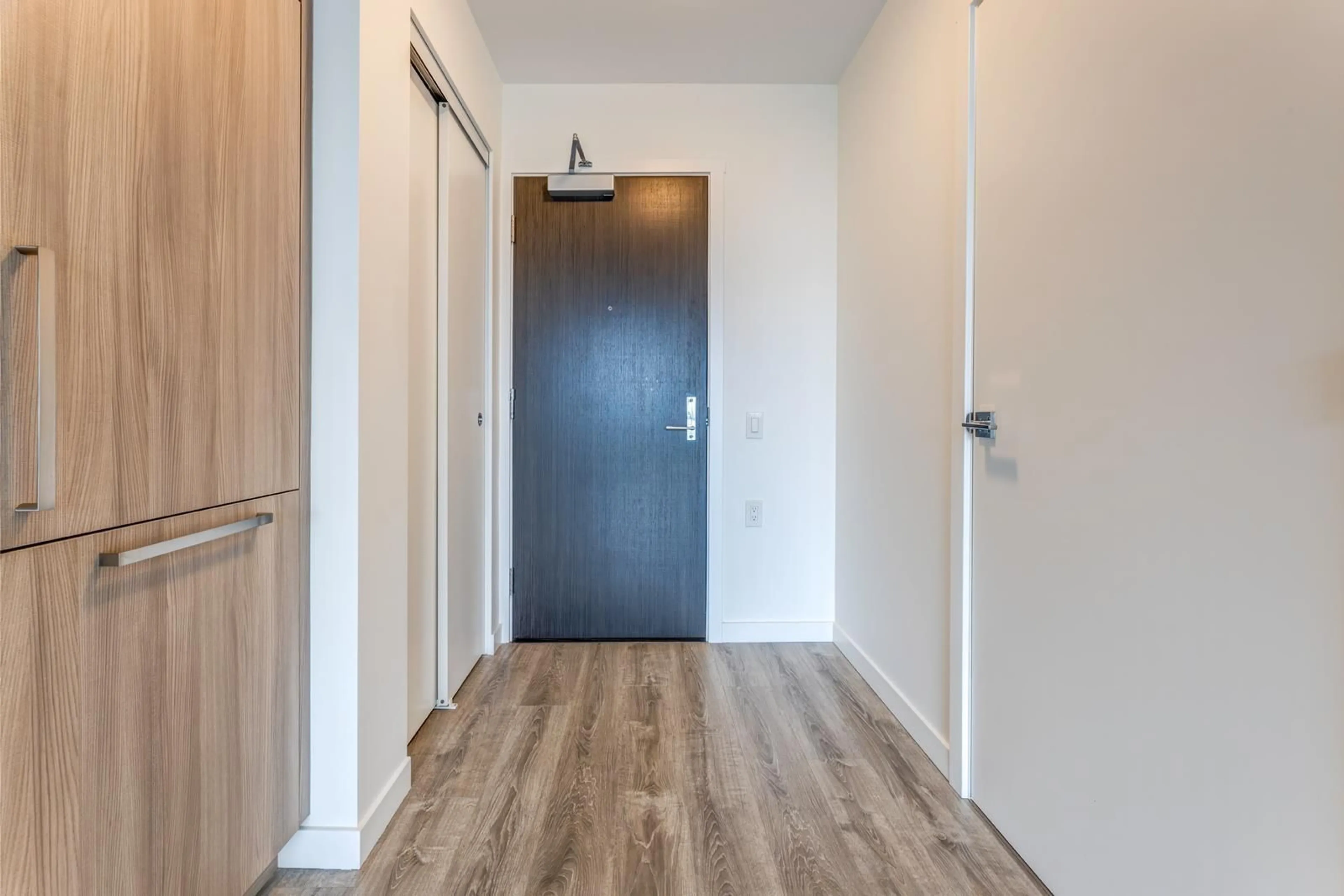 Indoor entryway for 903 - 13350 CENTRAL, Surrey British Columbia V3T0S1