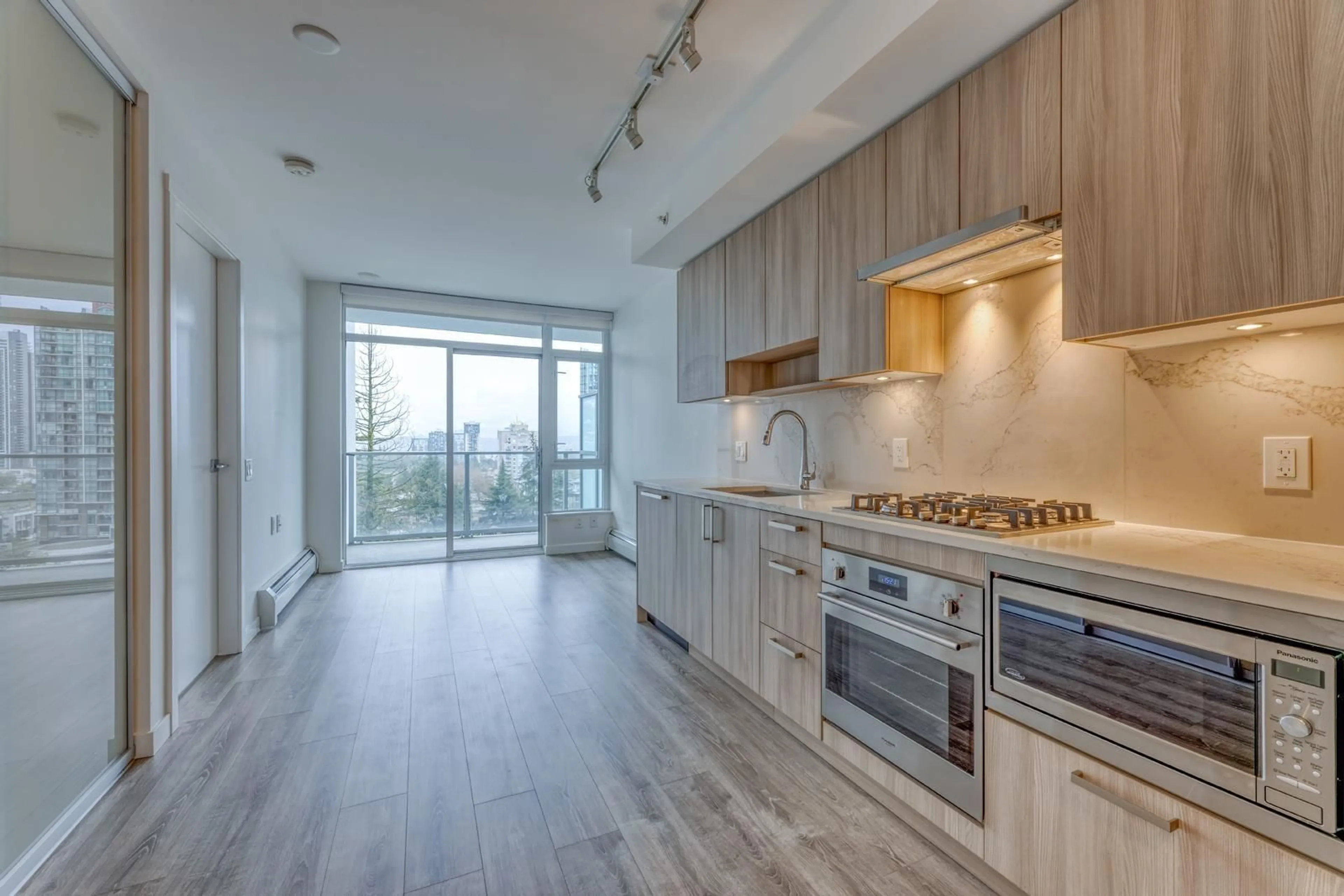 Open concept kitchen, wood/laminate floor for 903 - 13350 CENTRAL, Surrey British Columbia V3T0S1
