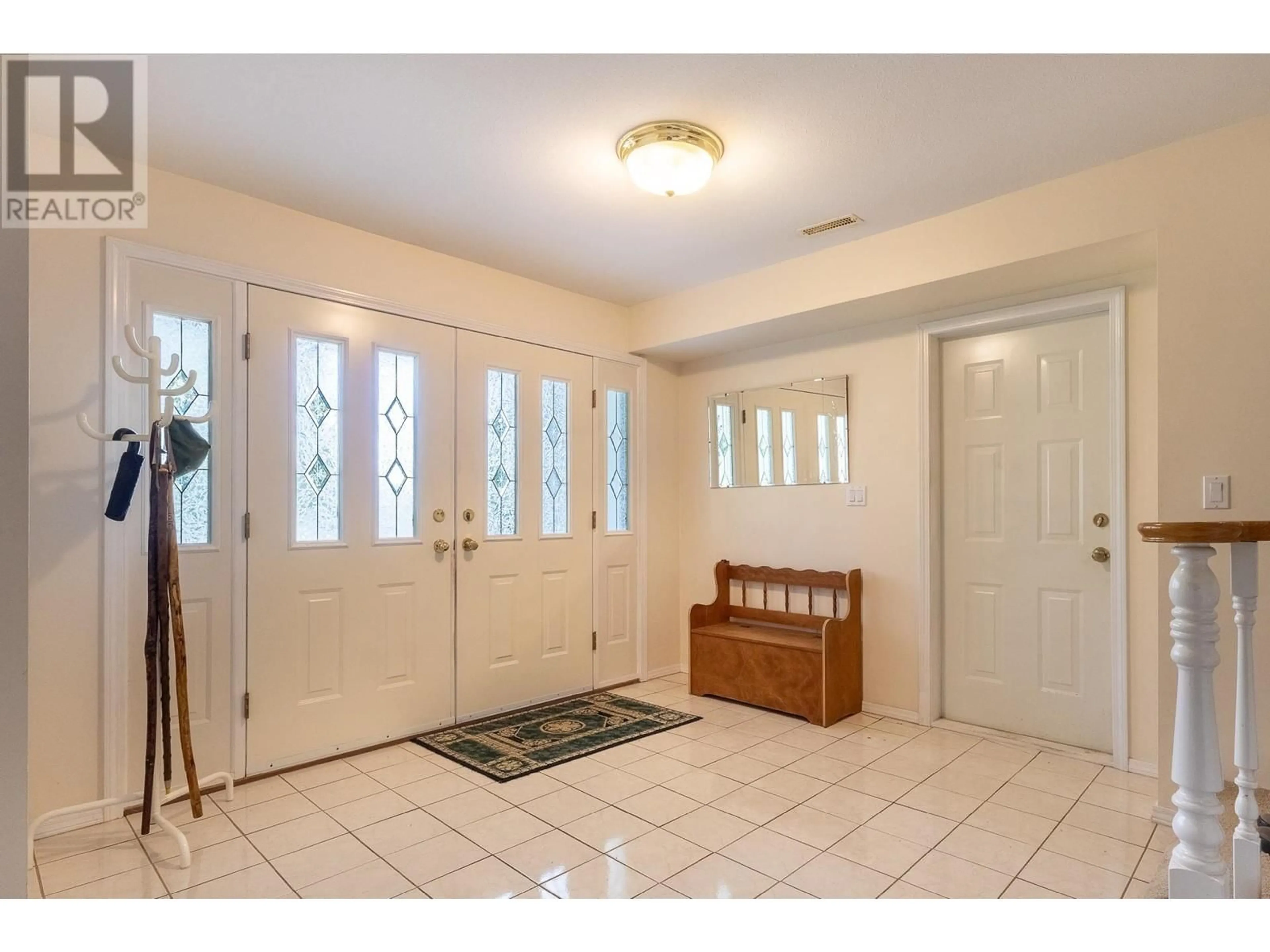 Indoor entryway for 6028 PARKVIEW PLACE, Sechelt British Columbia V7Z0L6