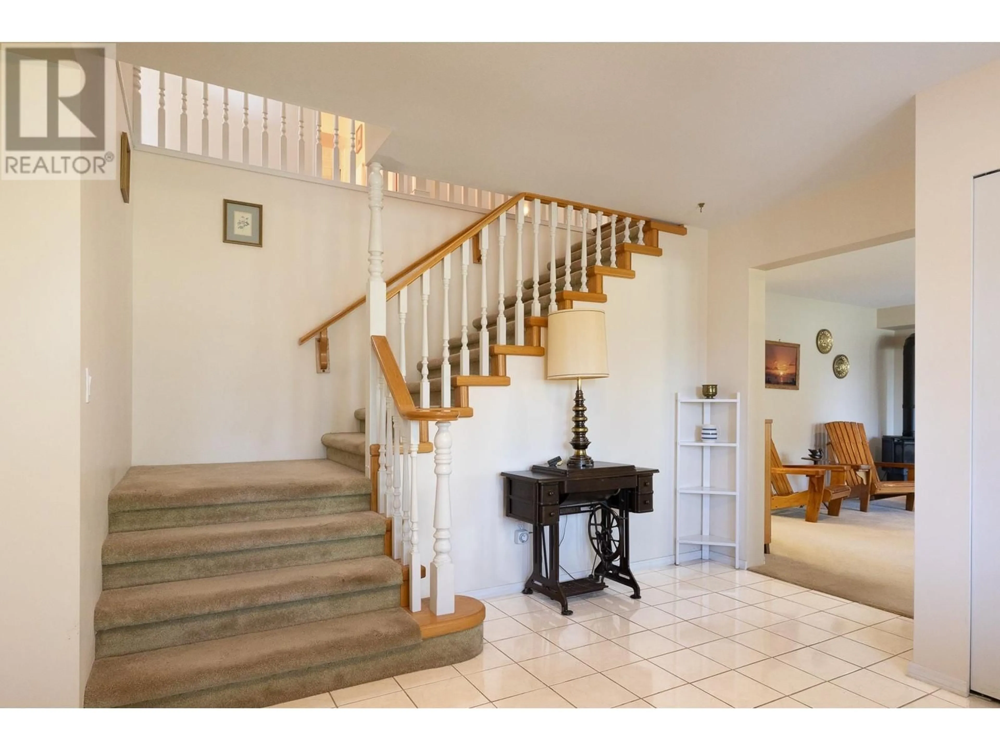 Indoor foyer for 6028 PARKVIEW PLACE, Sechelt British Columbia V7Z0L6