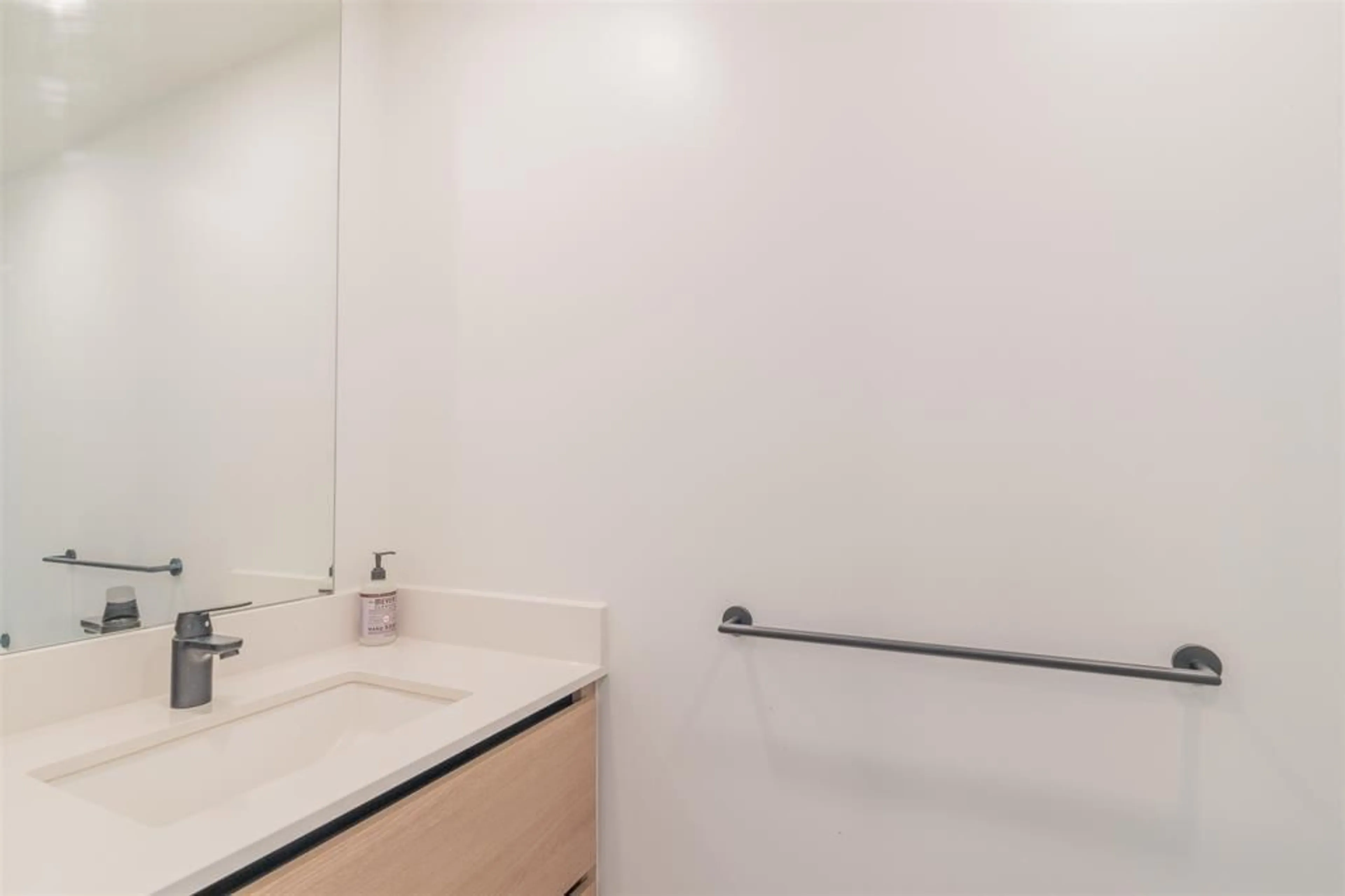 Standard bathroom, unknown for TH1 - 10448 UNIVERSITY, Surrey British Columbia V3T0S7