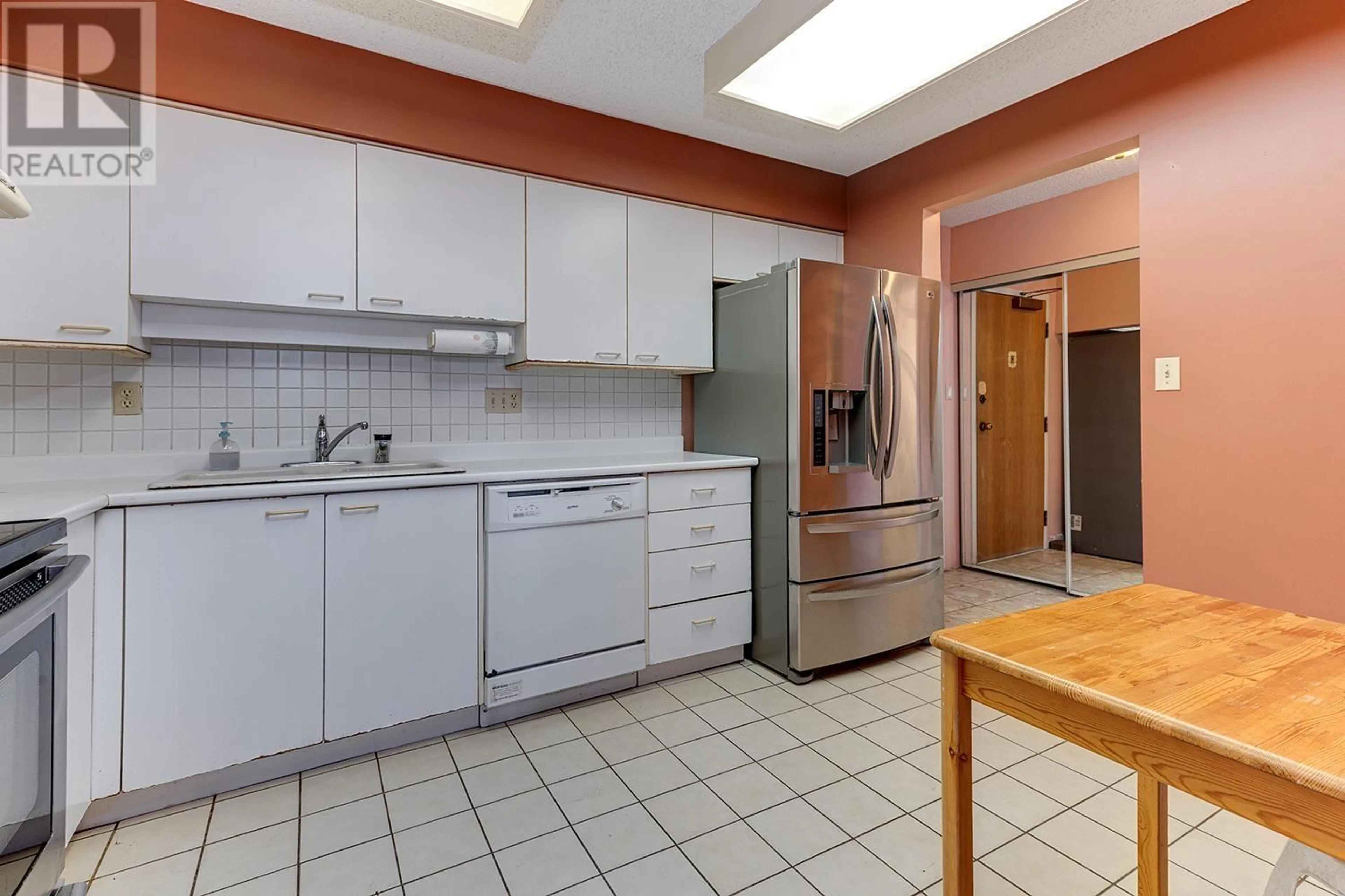 Standard kitchen, ceramic/tile floor for 802 - 1860 ROBSON STREET, Vancouver British Columbia V6G3C1