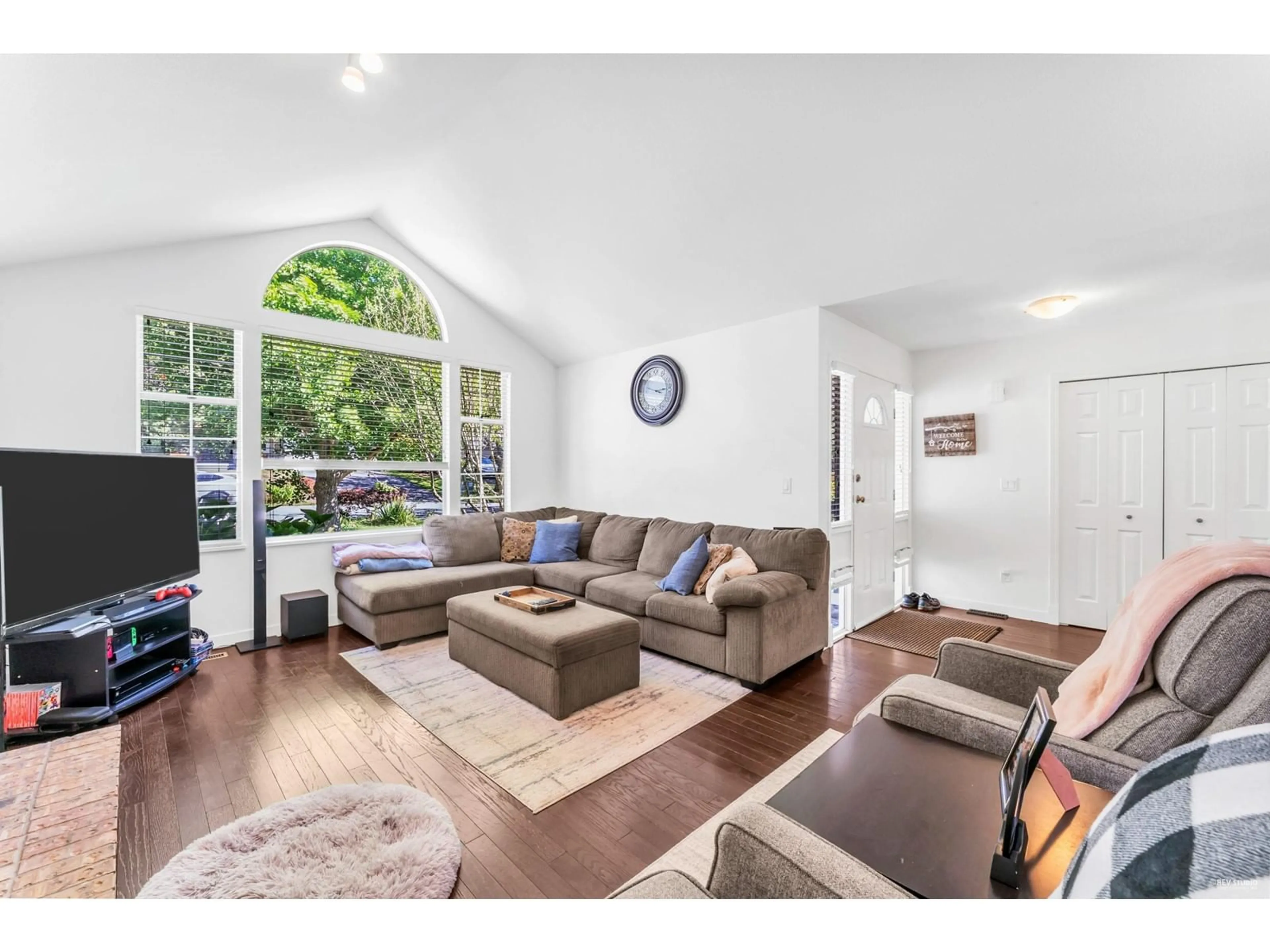 Living room with furniture, unknown for 1055 163A, Surrey British Columbia V4A8B3