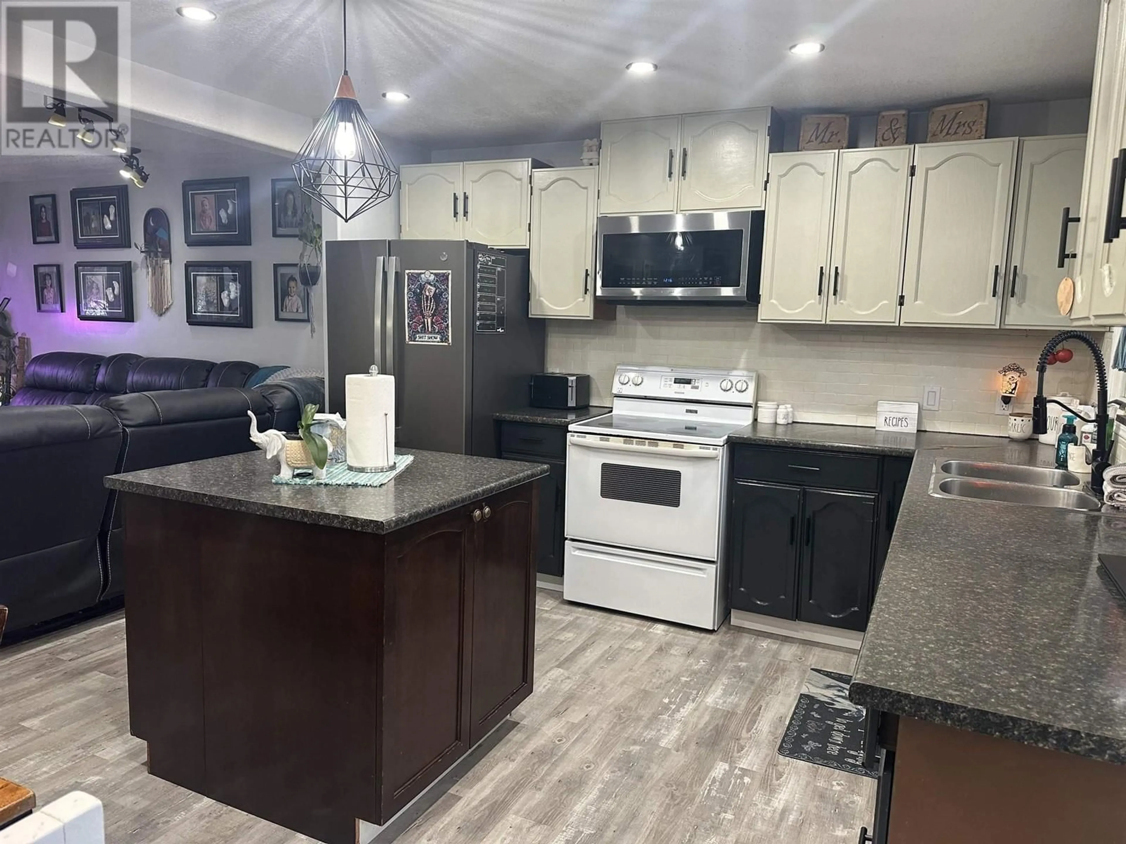 Open concept kitchen, unknown for 9672 98 STREET, Taylor British Columbia V0C1H0
