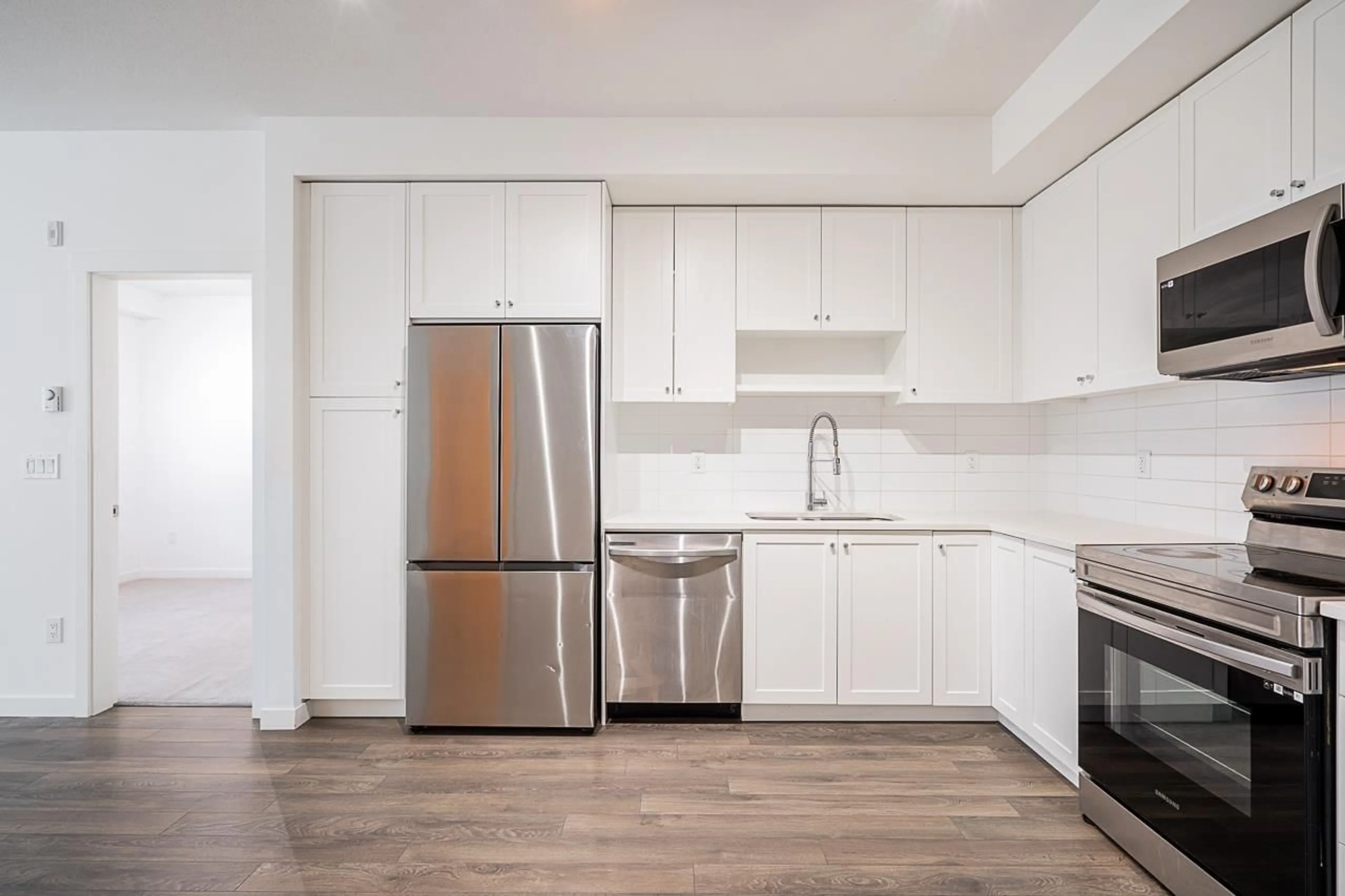 Standard kitchen, wood/laminate floor for 404 - 15825 85, Surrey British Columbia V4N6W9