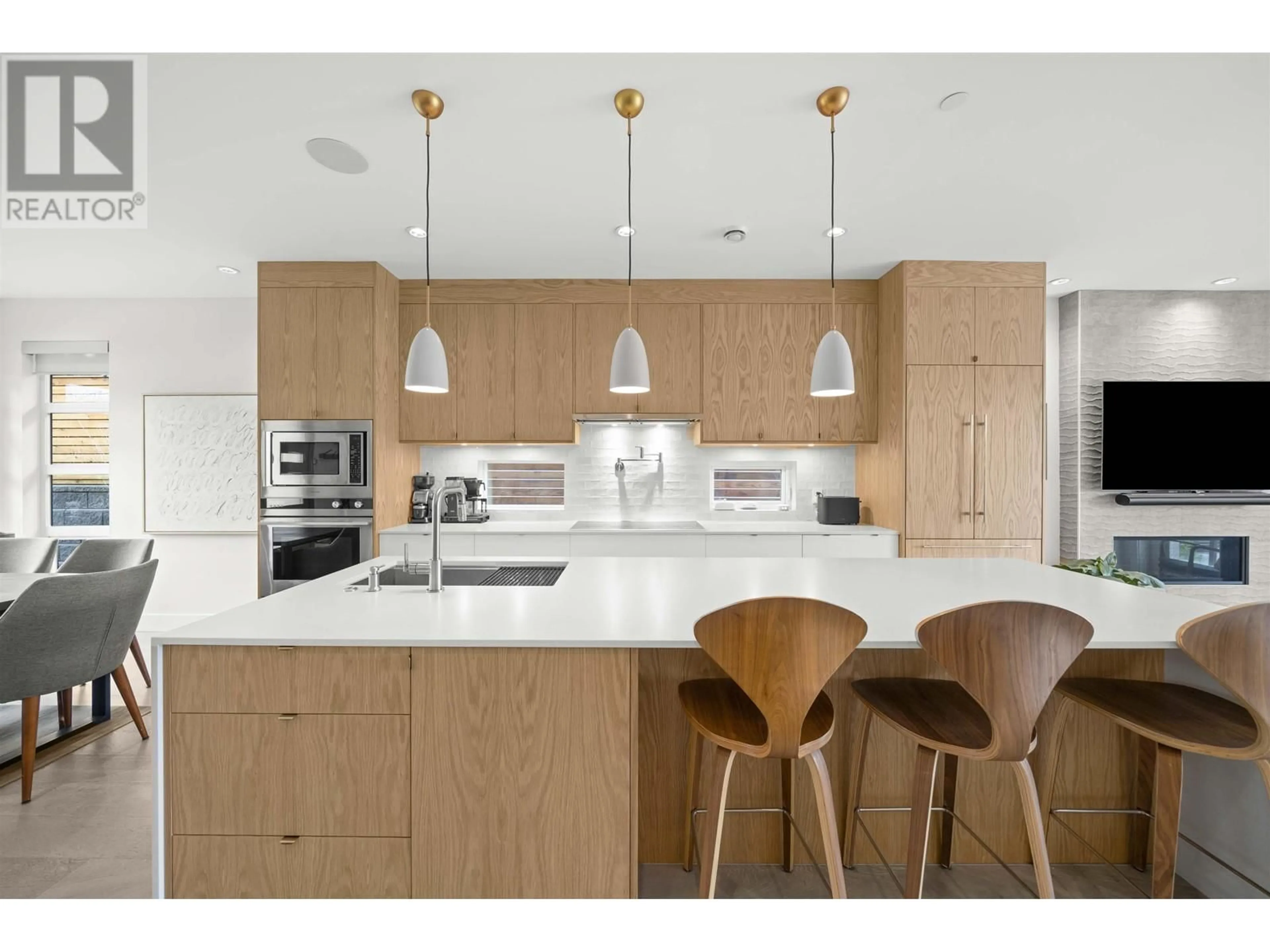 Contemporary kitchen, unknown for 413 KEITH ROAD, North Vancouver British Columbia V7M1M2