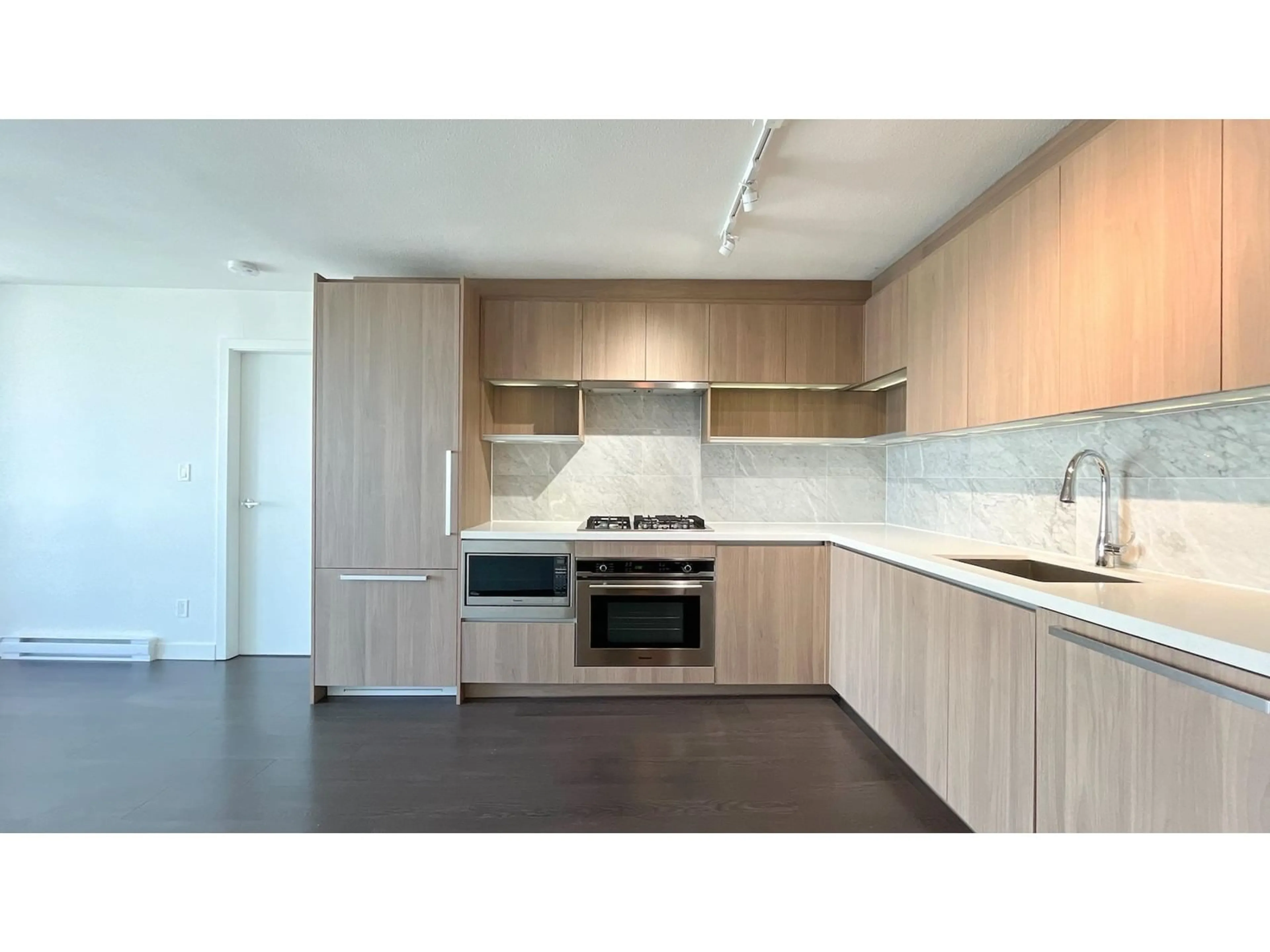 Standard kitchen, unknown for 4505 - 13750 100, Surrey British Columbia V3T0L3