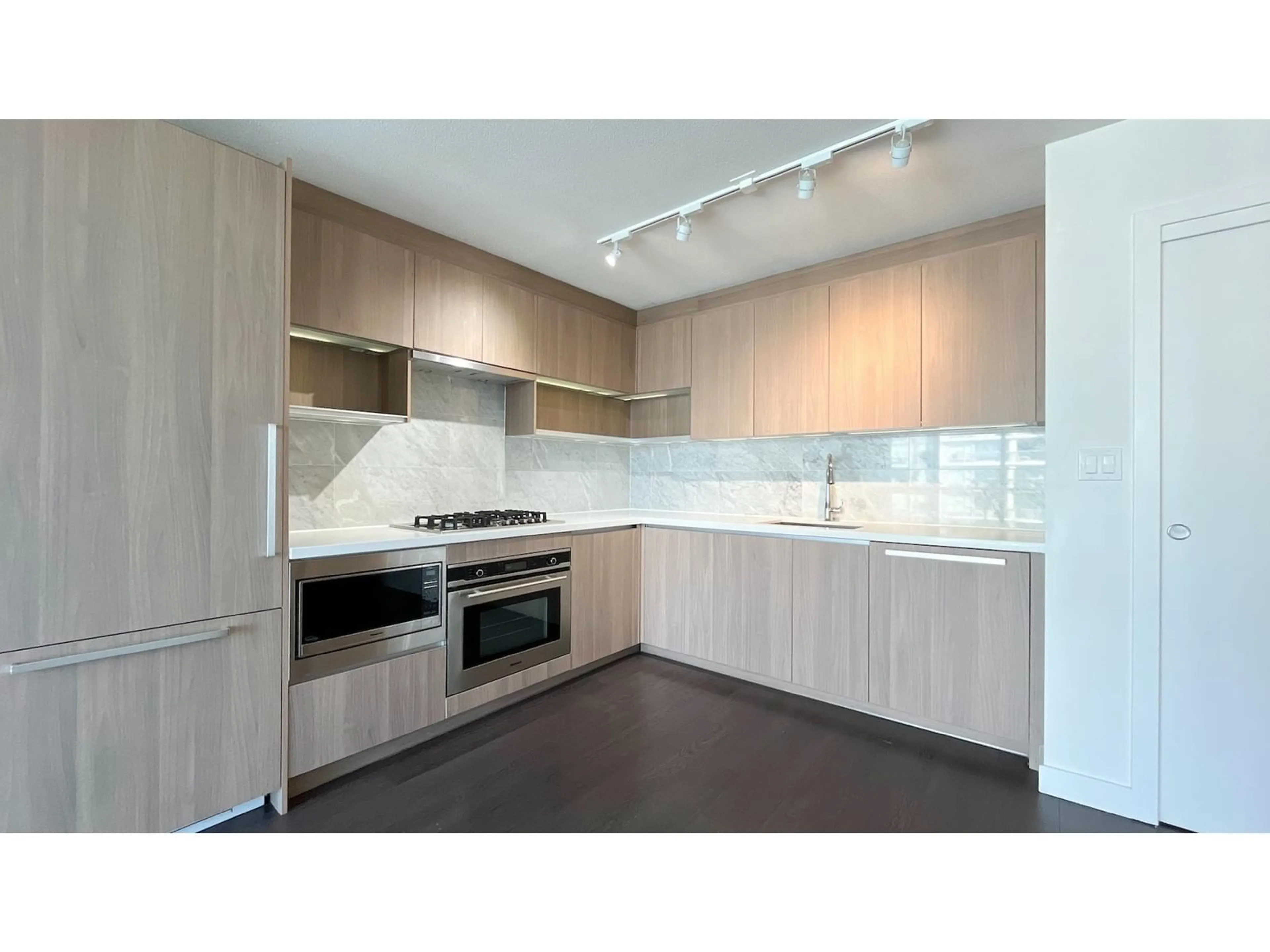 Standard kitchen, wood/laminate floor for 4505 - 13750 100, Surrey British Columbia V3T0L3