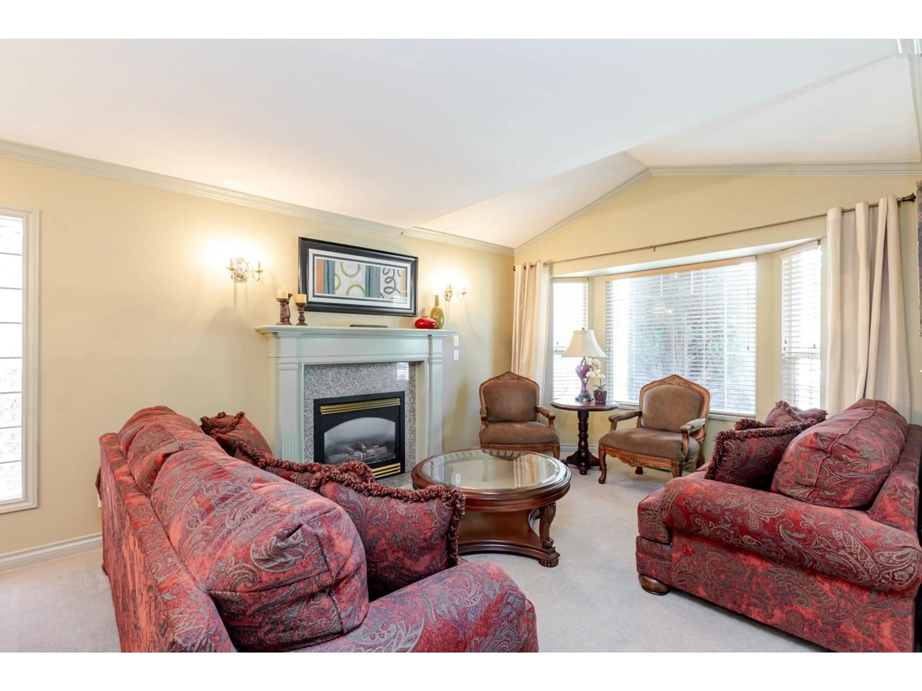 Living room with furniture, unknown for 15472 110, Surrey British Columbia V3R0X1