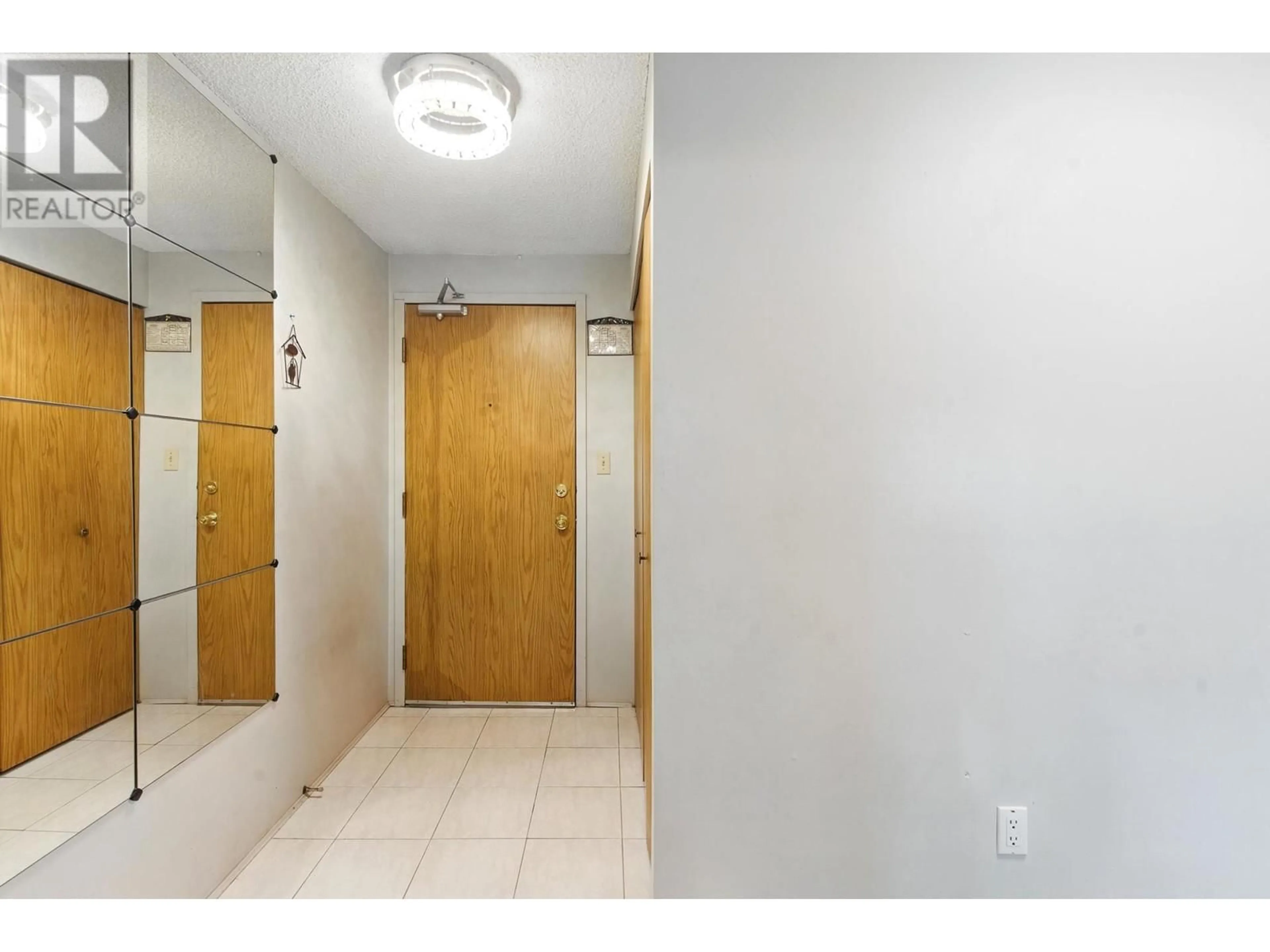 Indoor foyer for 215 - 7297 MOFFATT ROAD, Richmond British Columbia V6Y3E6