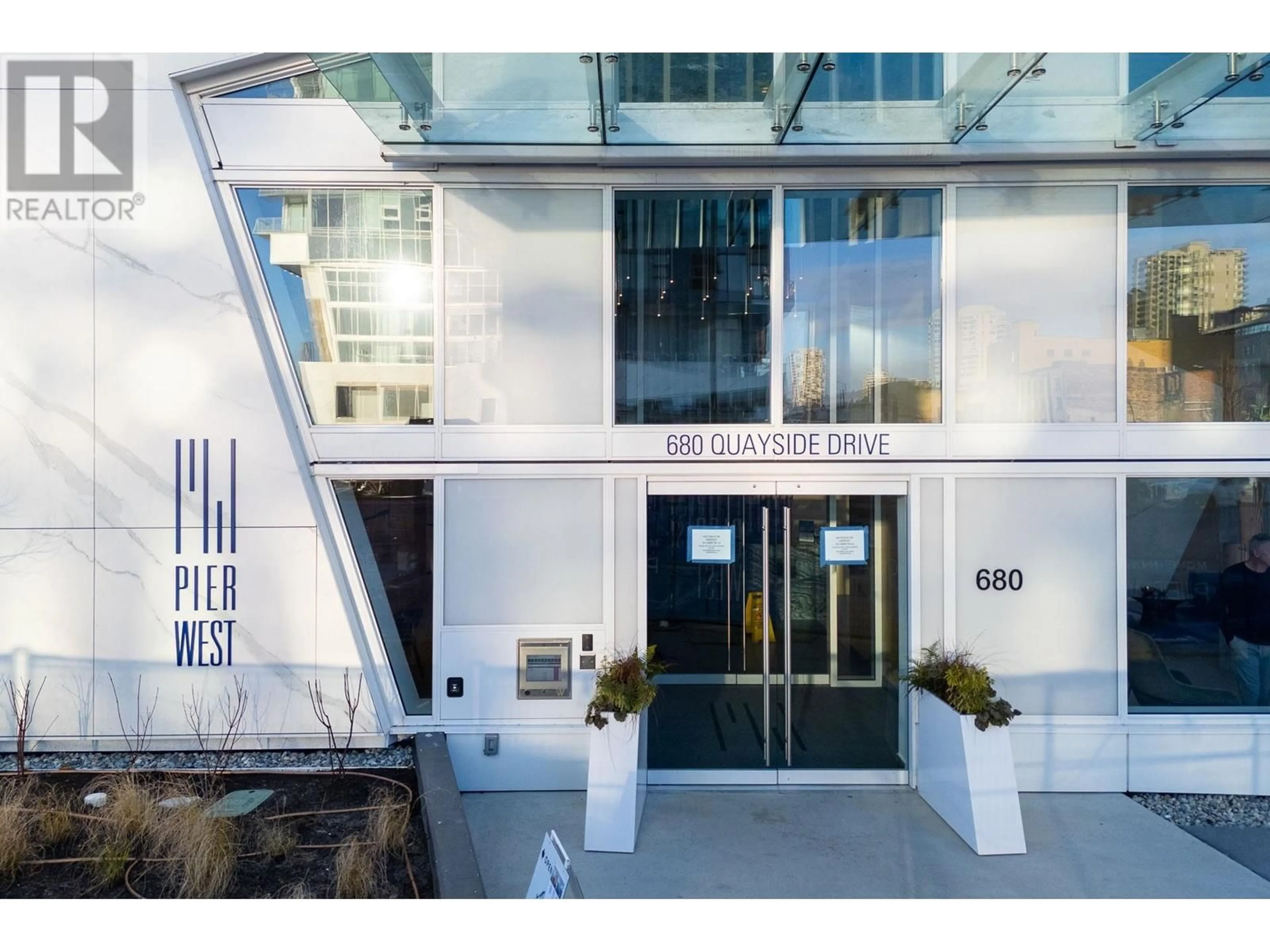 Indoor foyer for 1701 - 680 QUAYSIDE DRIVE, New Westminster British Columbia V3M0P2