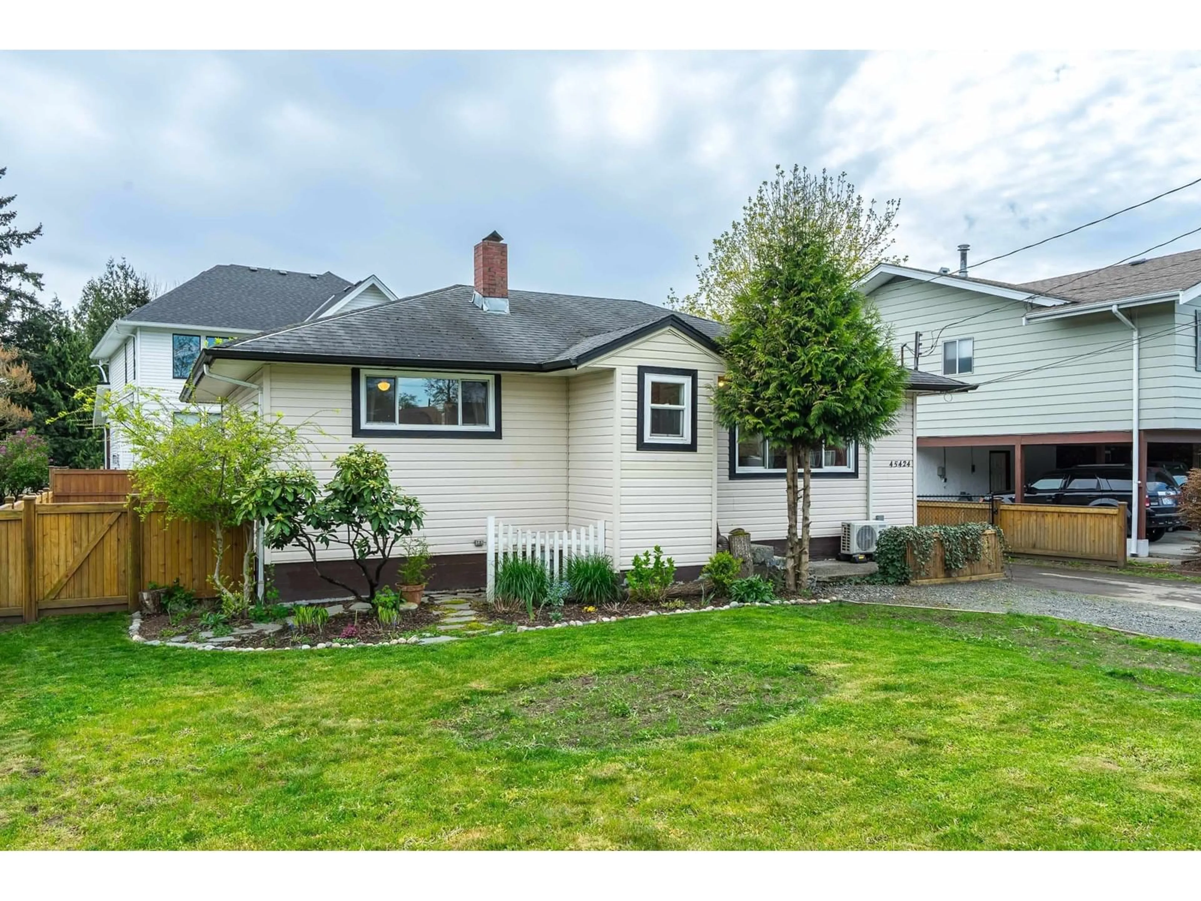 A pic from outside/outdoor area/front of a property/back of a property/a pic from drone, street for 45424 WELLS ROAD, Chilliwack British Columbia V2R1H3